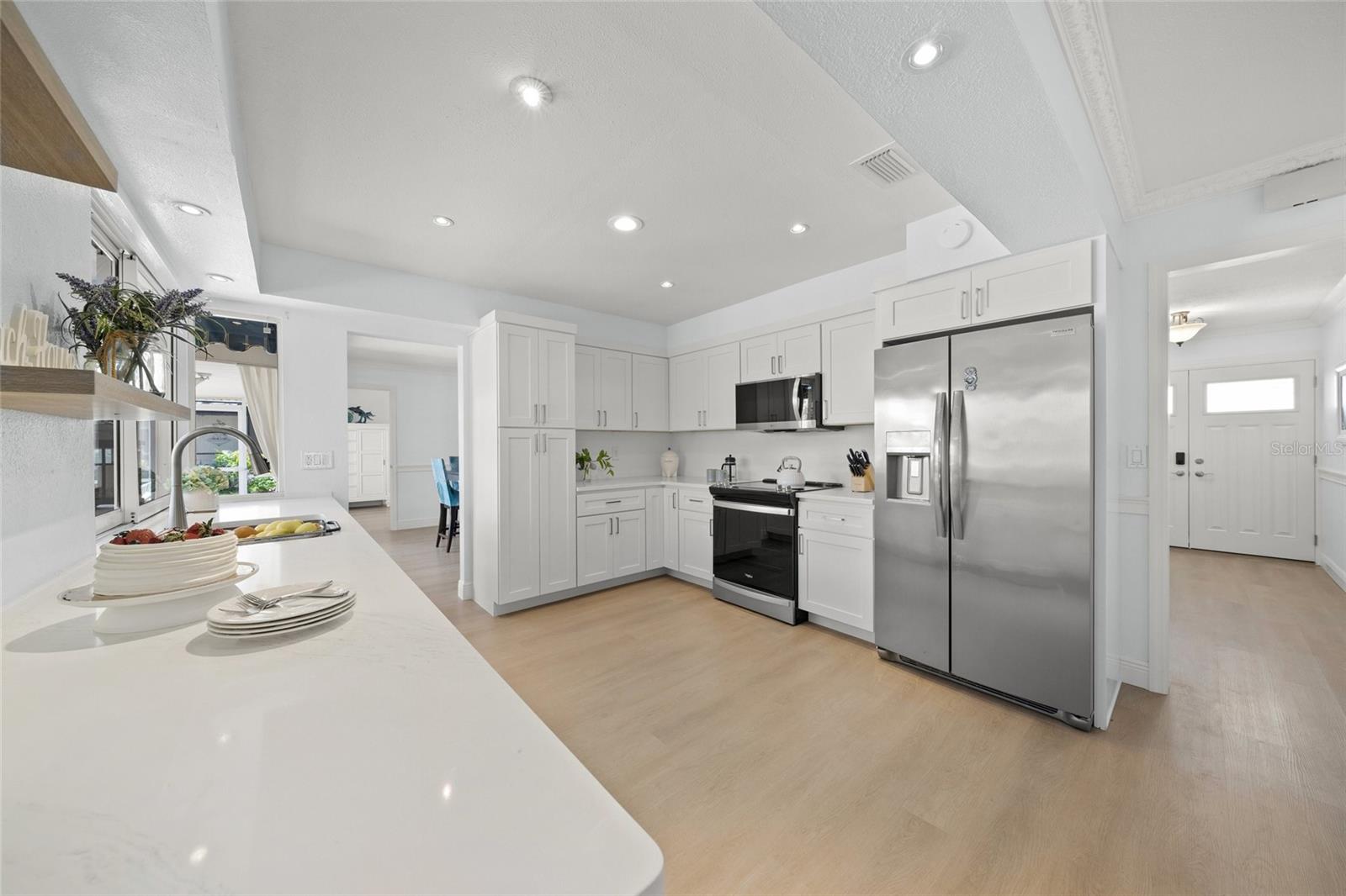Listing photo id 16 for 572 Commonwealth Lane