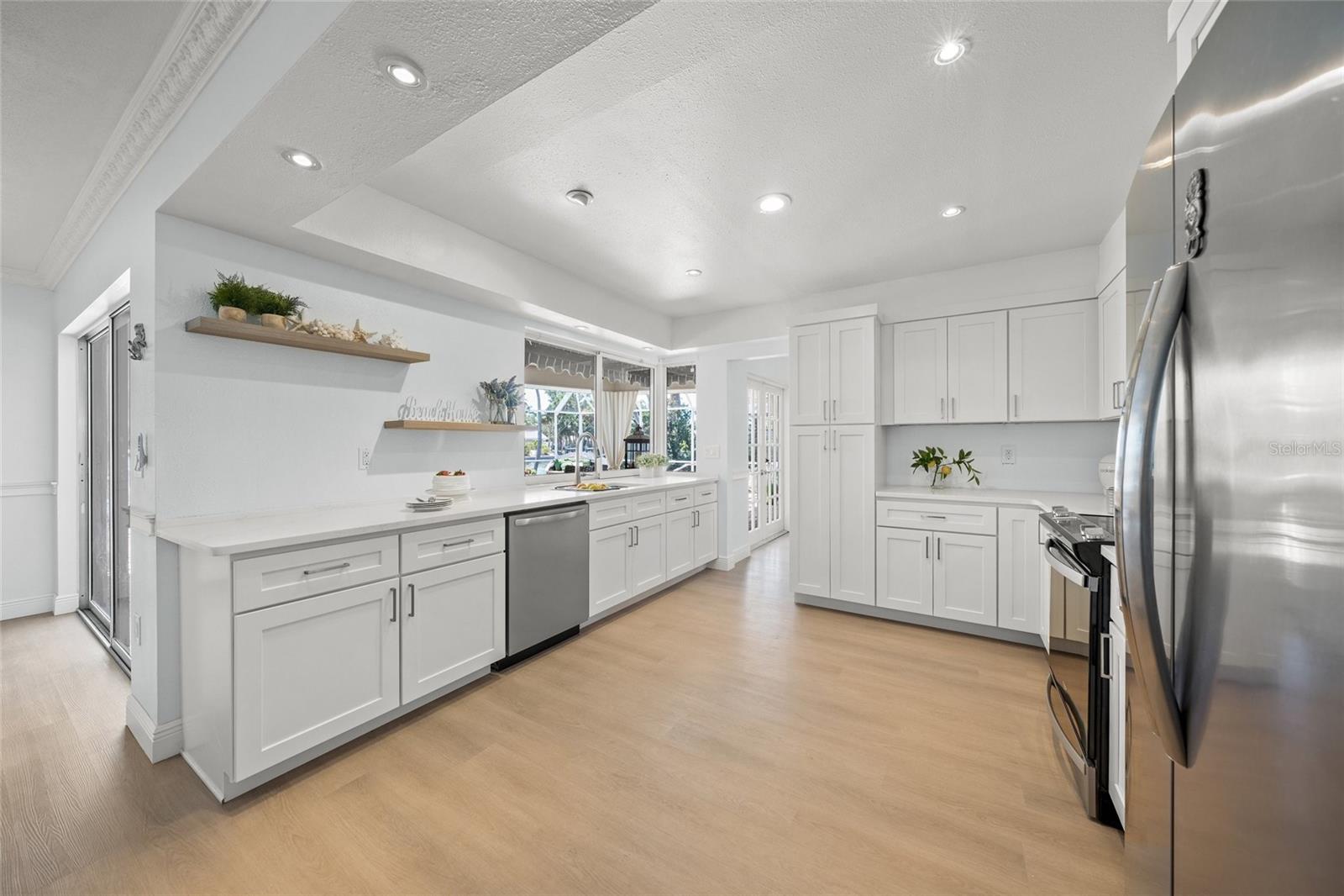 Listing photo id 17 for 572 Commonwealth Lane