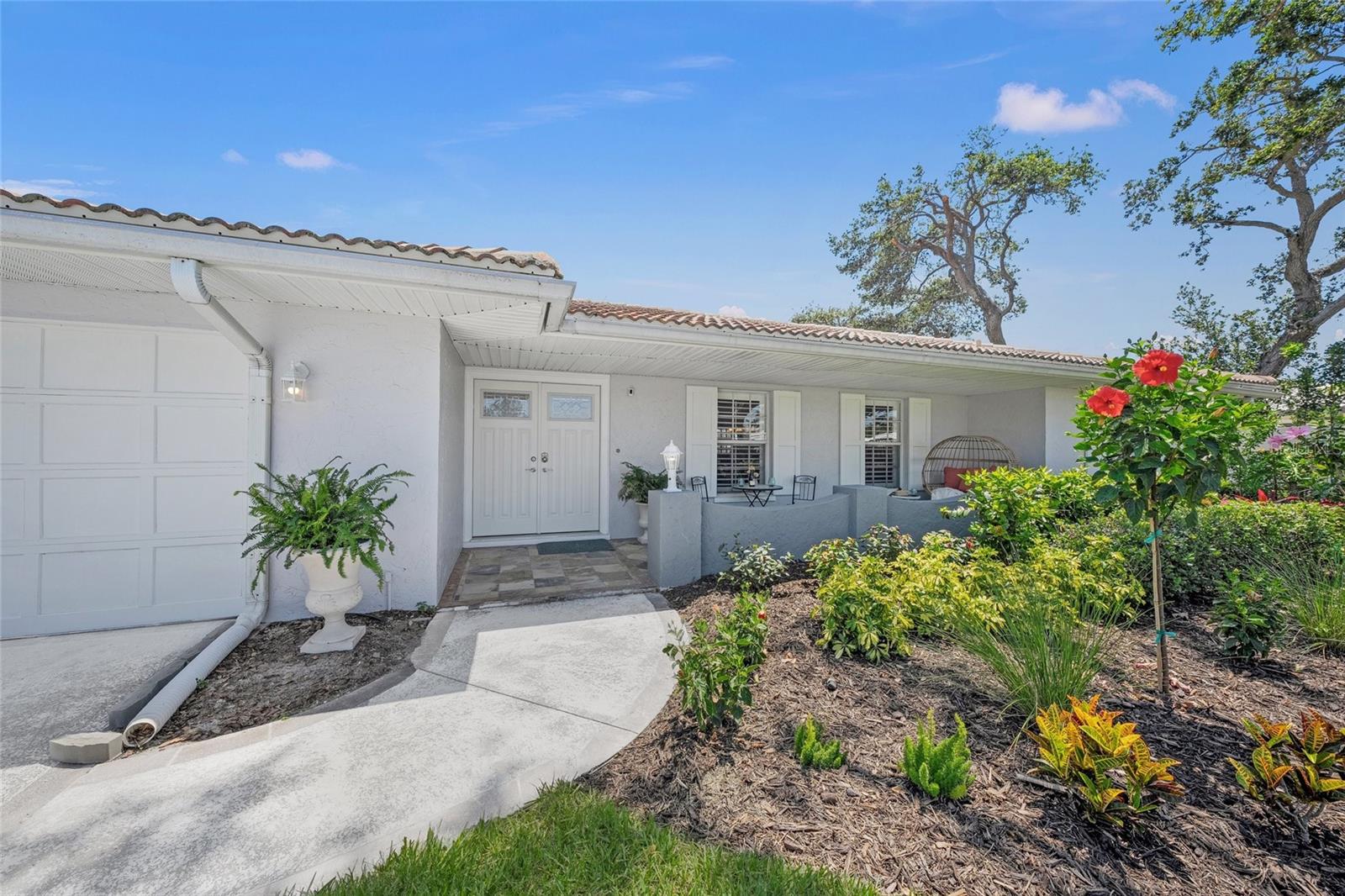 Listing photo id 0 for 572 Commonwealth Lane