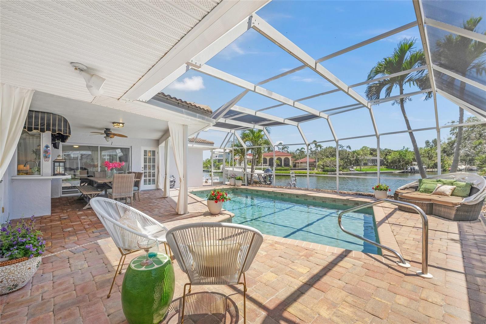 Listing photo id 23 for 572 Commonwealth Lane