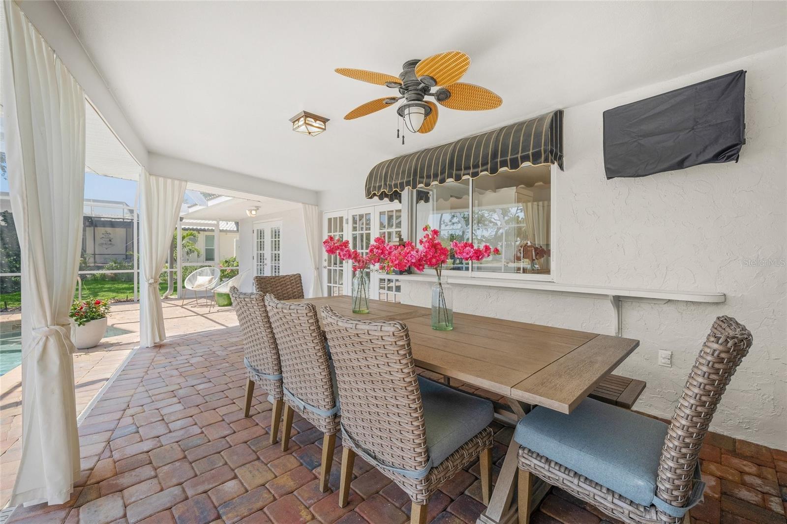 Listing photo id 24 for 572 Commonwealth Lane