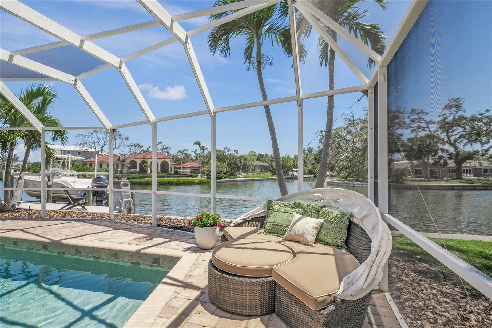 Listing photo id 26 for 572 Commonwealth Lane