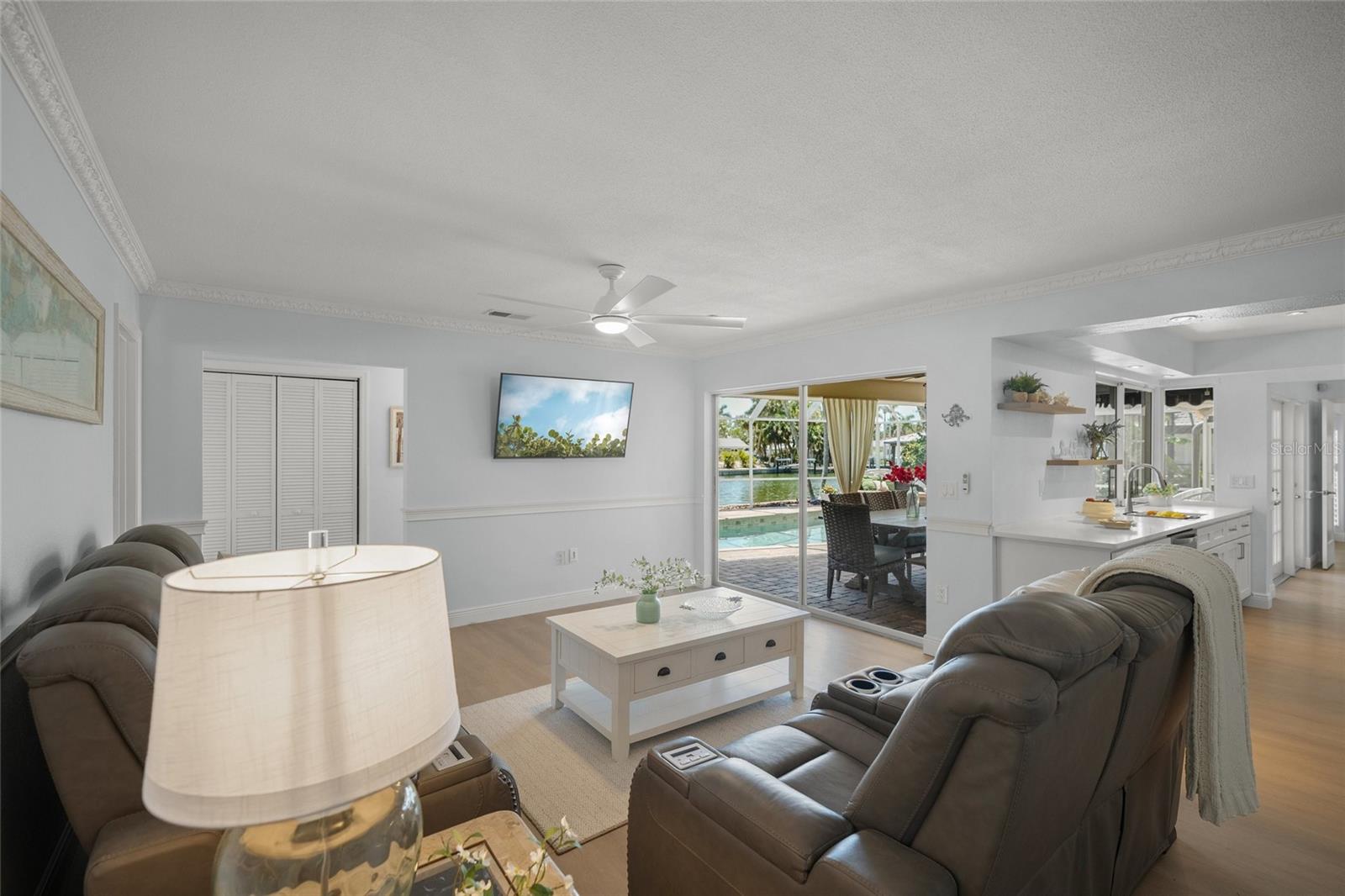 Listing photo id 30 for 572 Commonwealth Lane