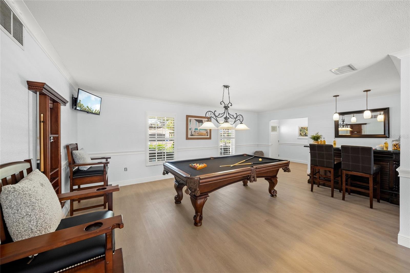Listing photo id 32 for 572 Commonwealth Lane
