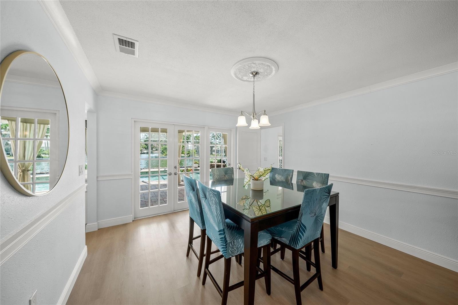 Listing photo id 37 for 572 Commonwealth Lane
