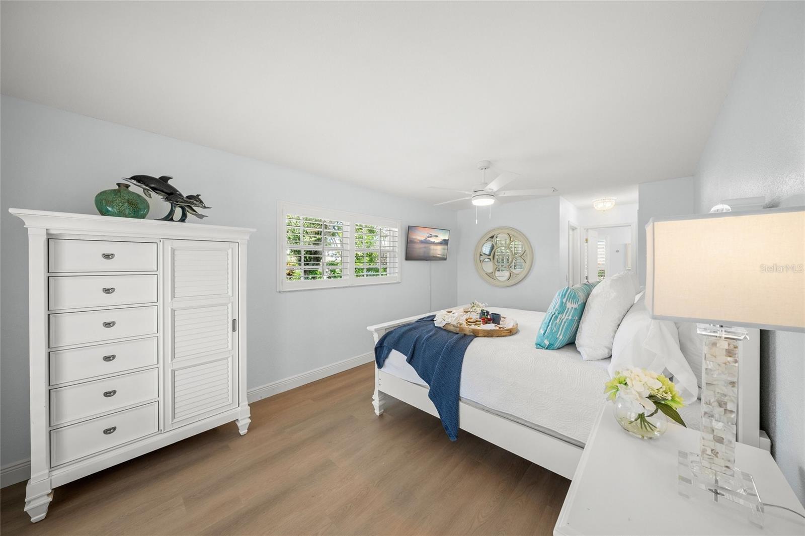 Listing photo id 38 for 572 Commonwealth Lane