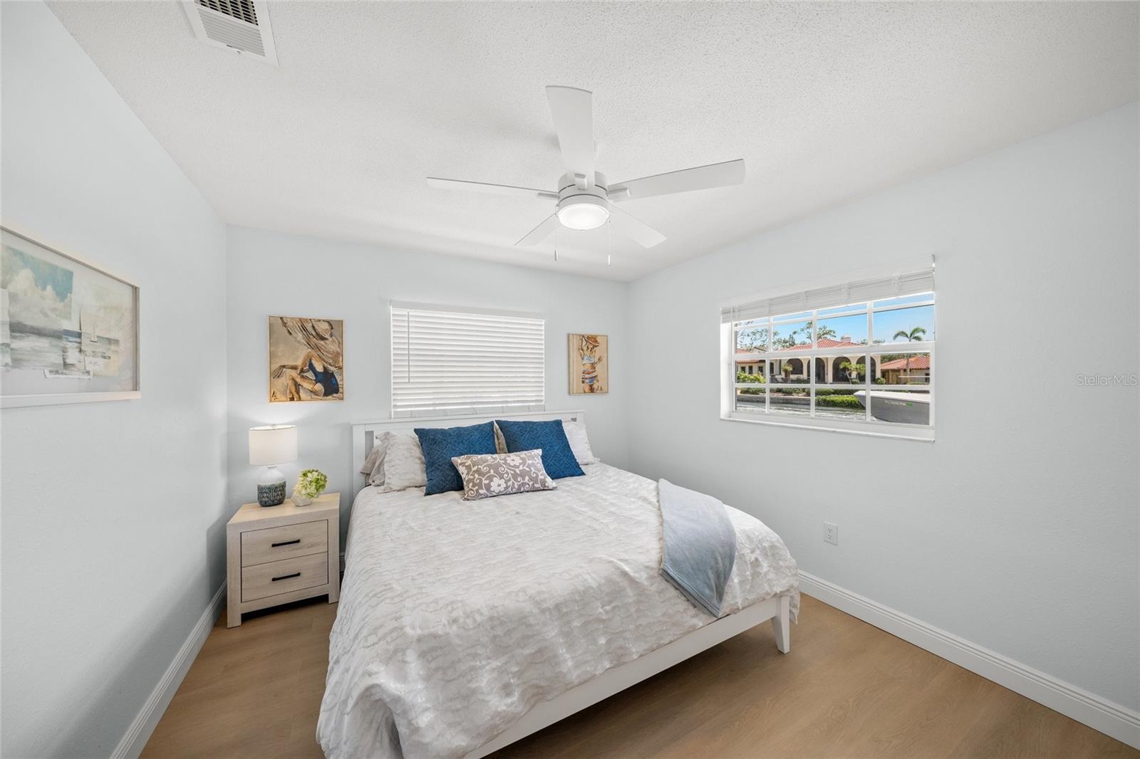 Listing photo id 43 for 572 Commonwealth Lane