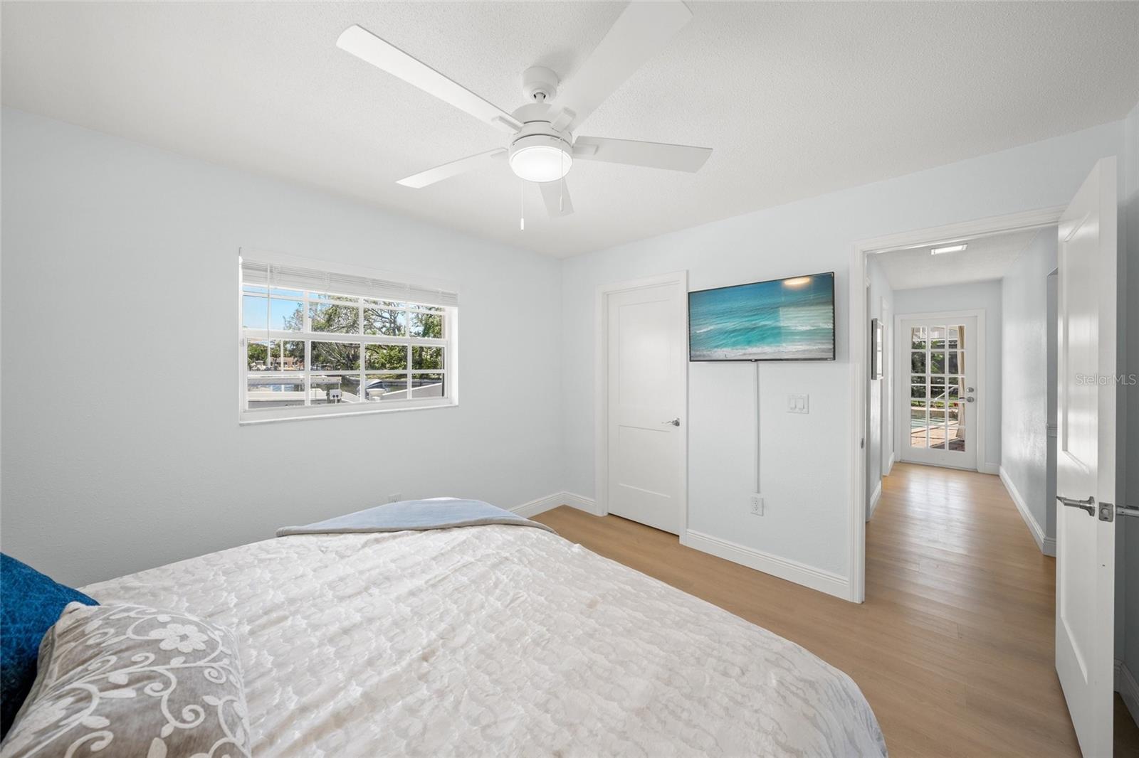 Listing photo id 44 for 572 Commonwealth Lane