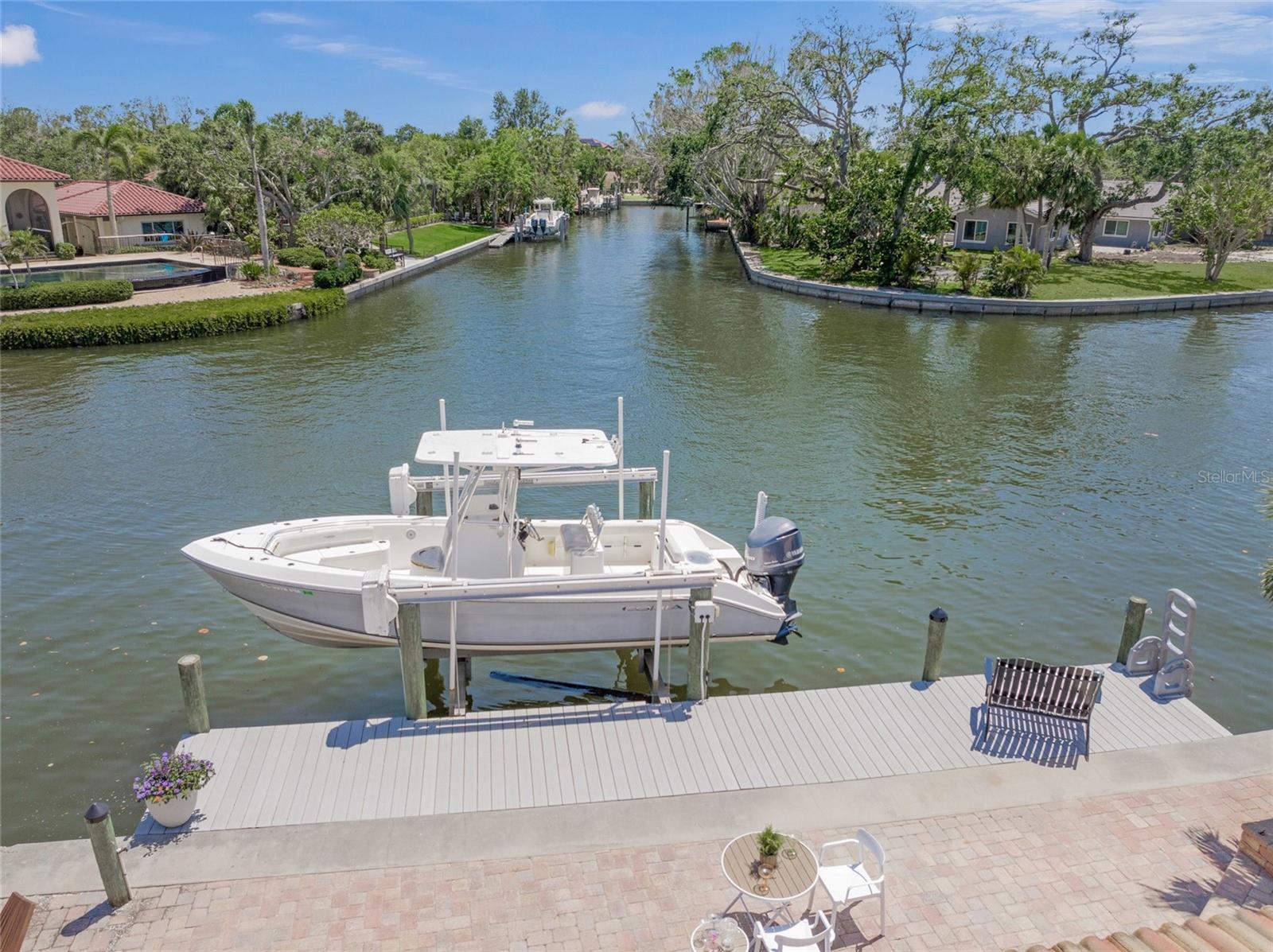 Listing photo id 3 for 572 Commonwealth Lane