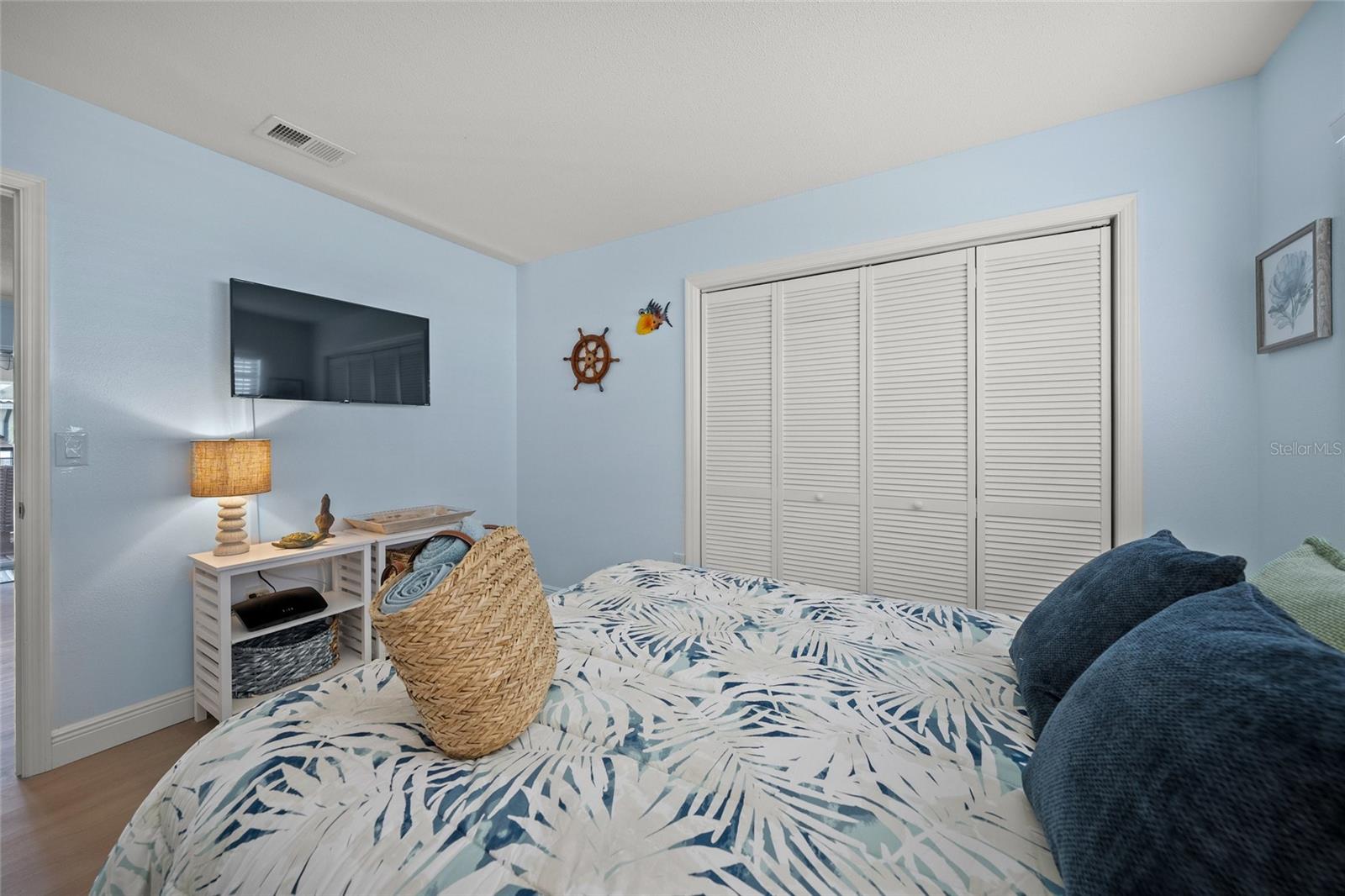 Listing photo id 48 for 572 Commonwealth Lane