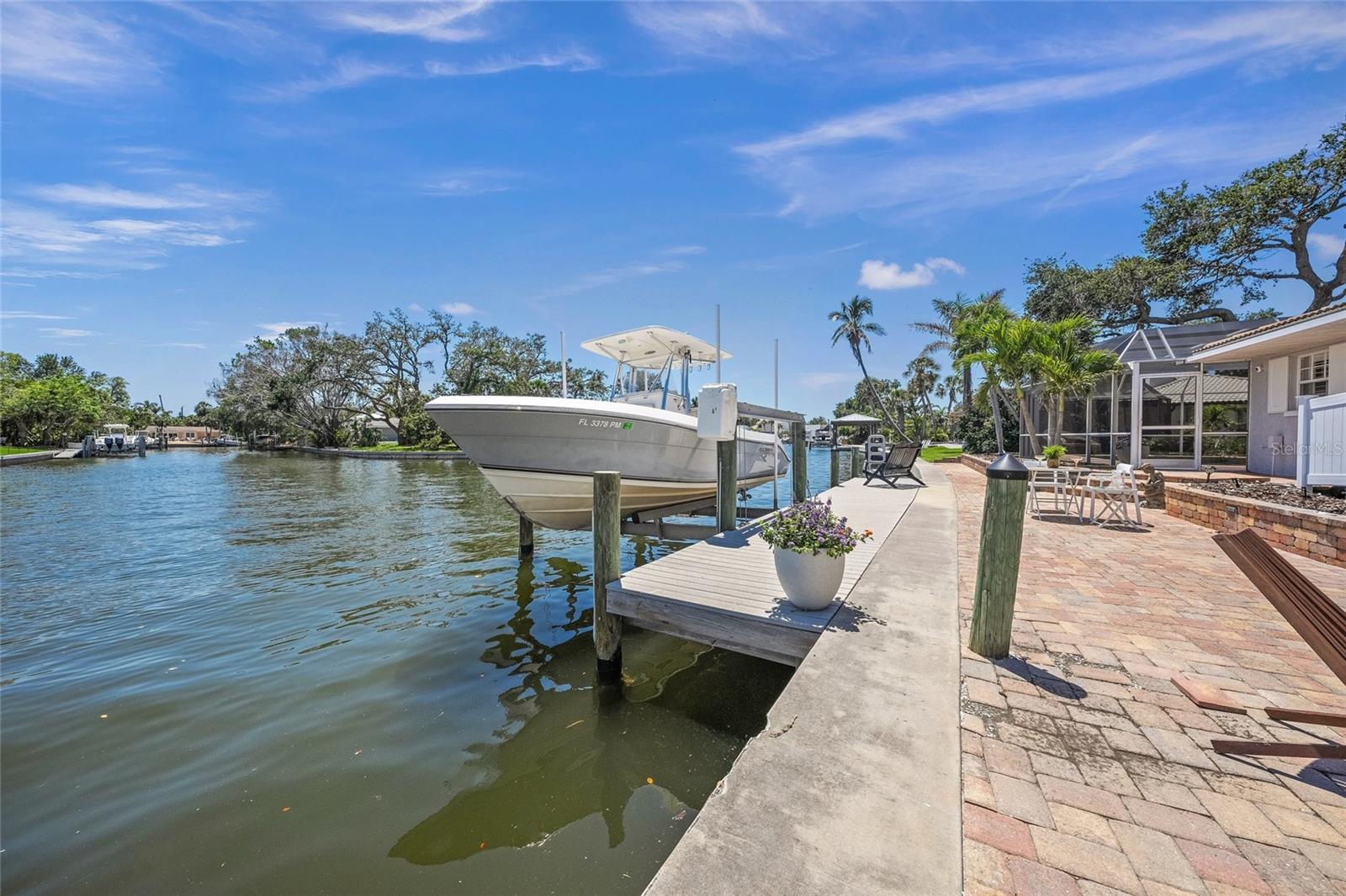 Listing photo id 52 for 572 Commonwealth Lane