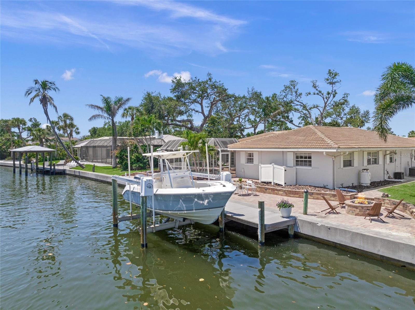 Listing photo id 53 for 572 Commonwealth Lane