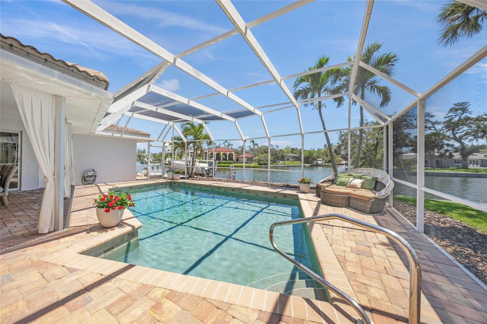 Listing photo id 5 for 572 Commonwealth Lane
