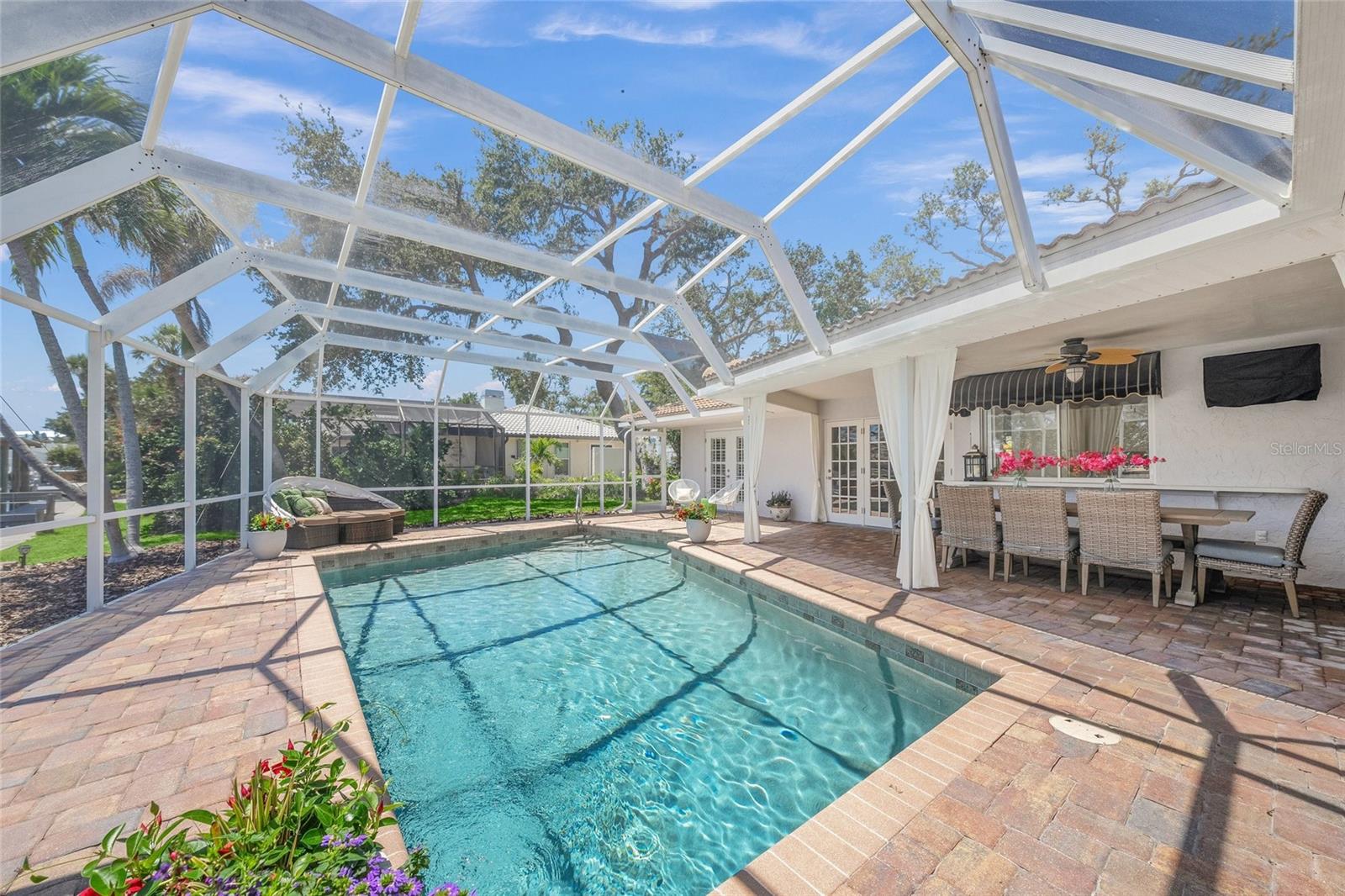 Listing photo id 6 for 572 Commonwealth Lane