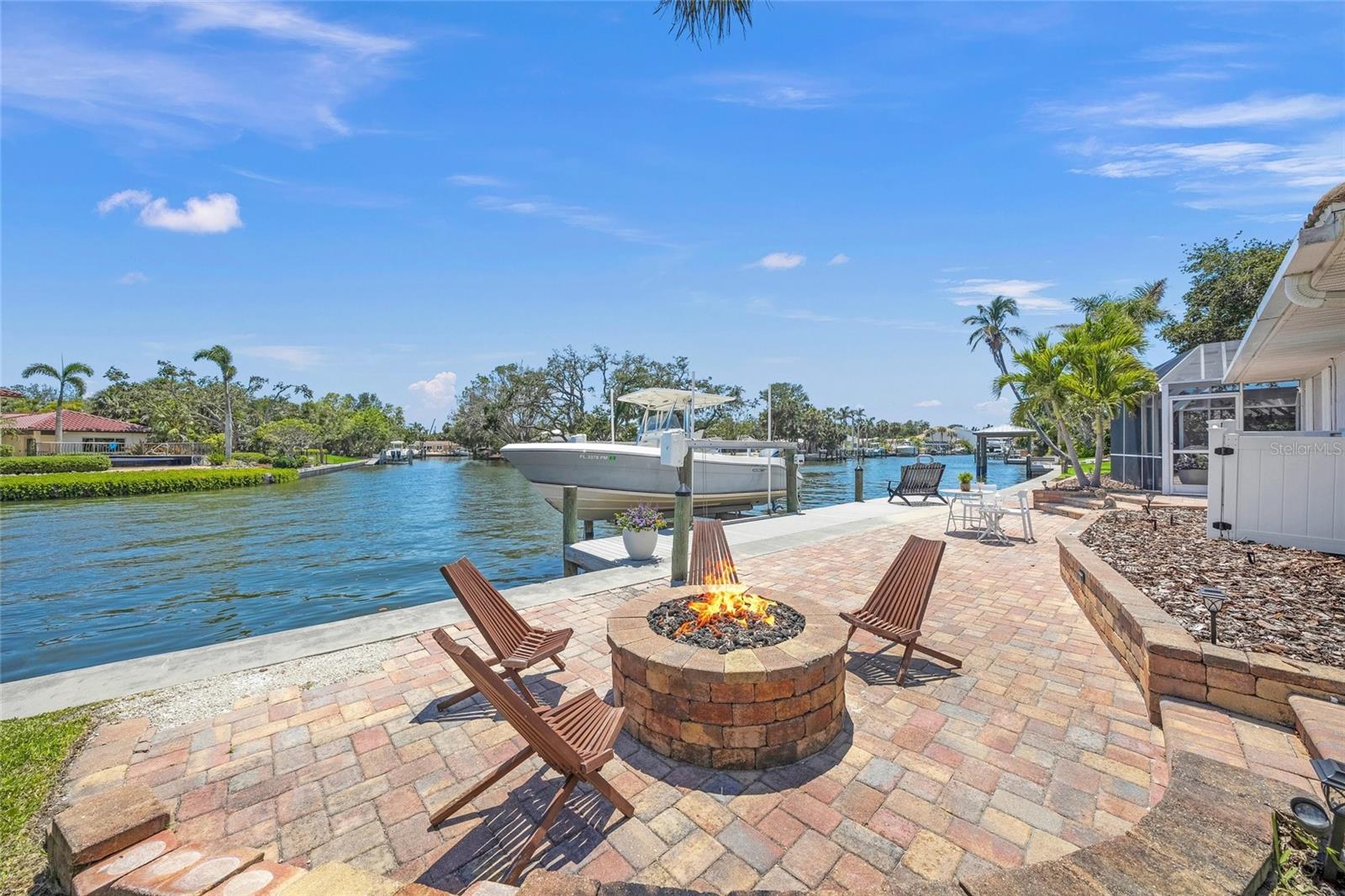 Listing photo id 7 for 572 Commonwealth Lane