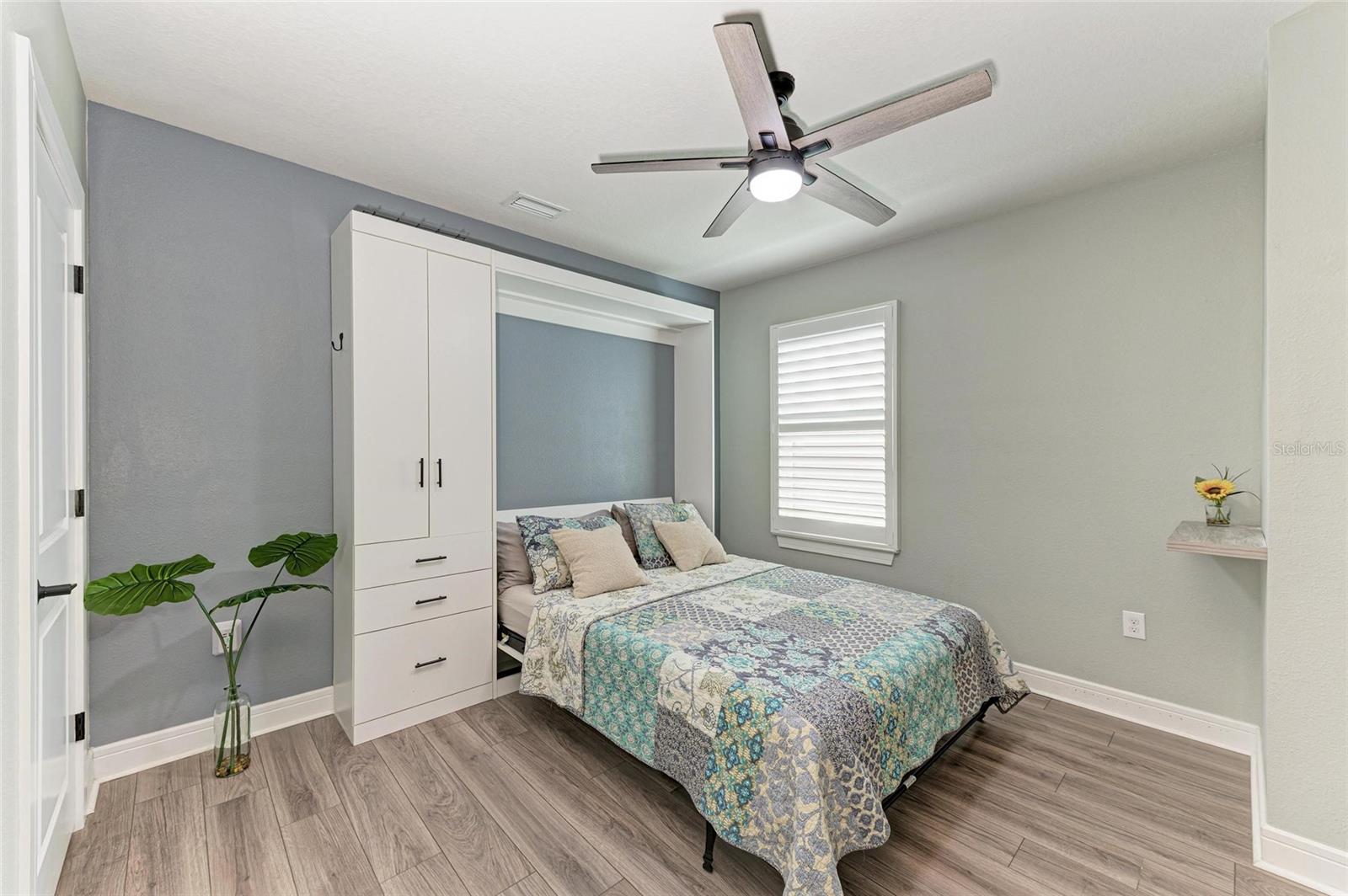 Image 22 of 70 For 8940 Royal River Circle