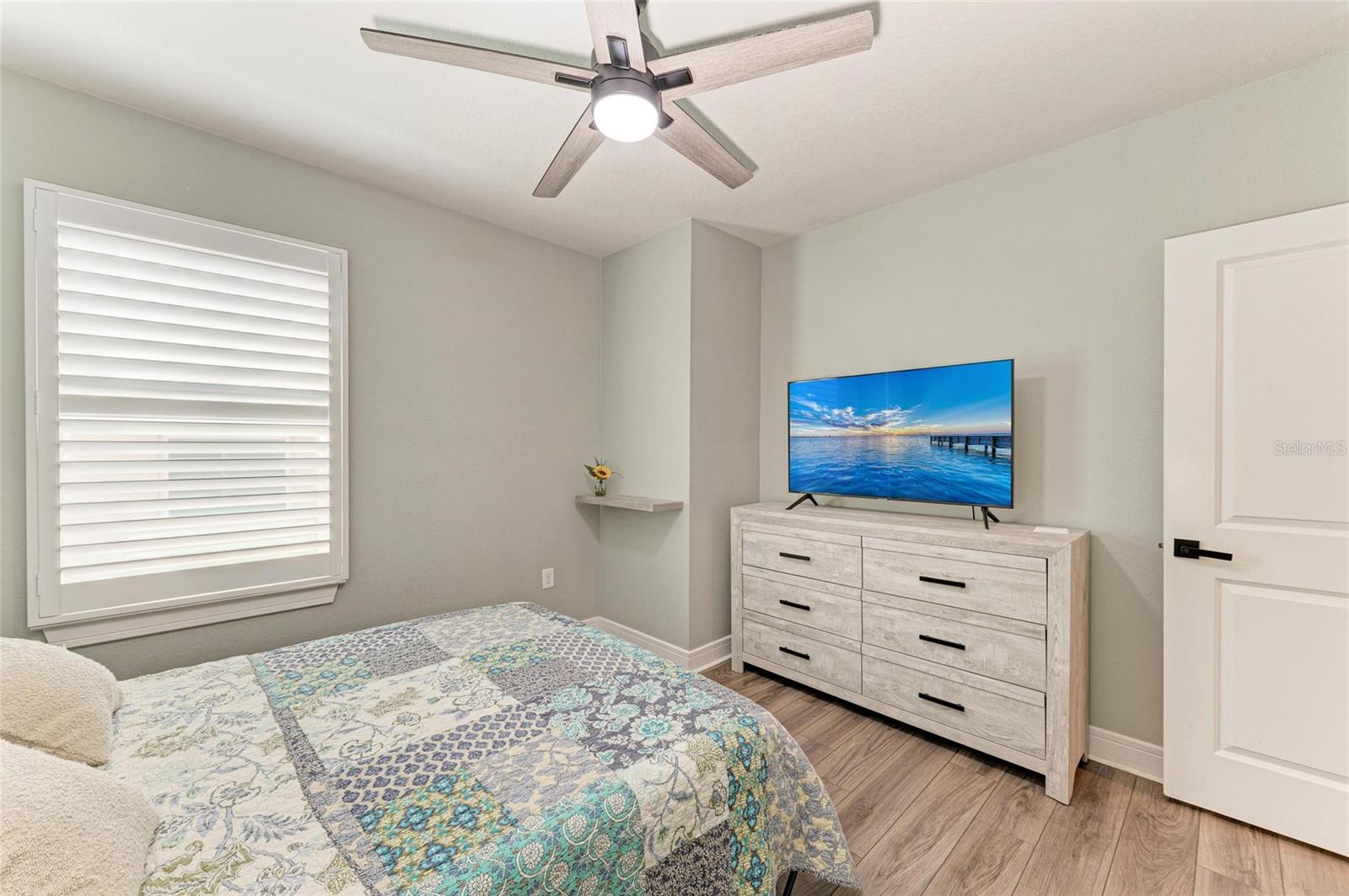 Image 23 of 70 For 8940 Royal River Circle