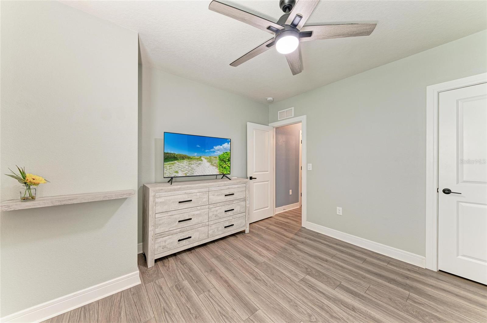 Image 25 of 70 For 8940 Royal River Circle