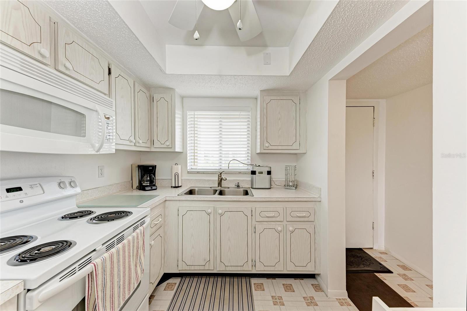Image 10 of 29 For 3801 Lake Bayshore Drive H413