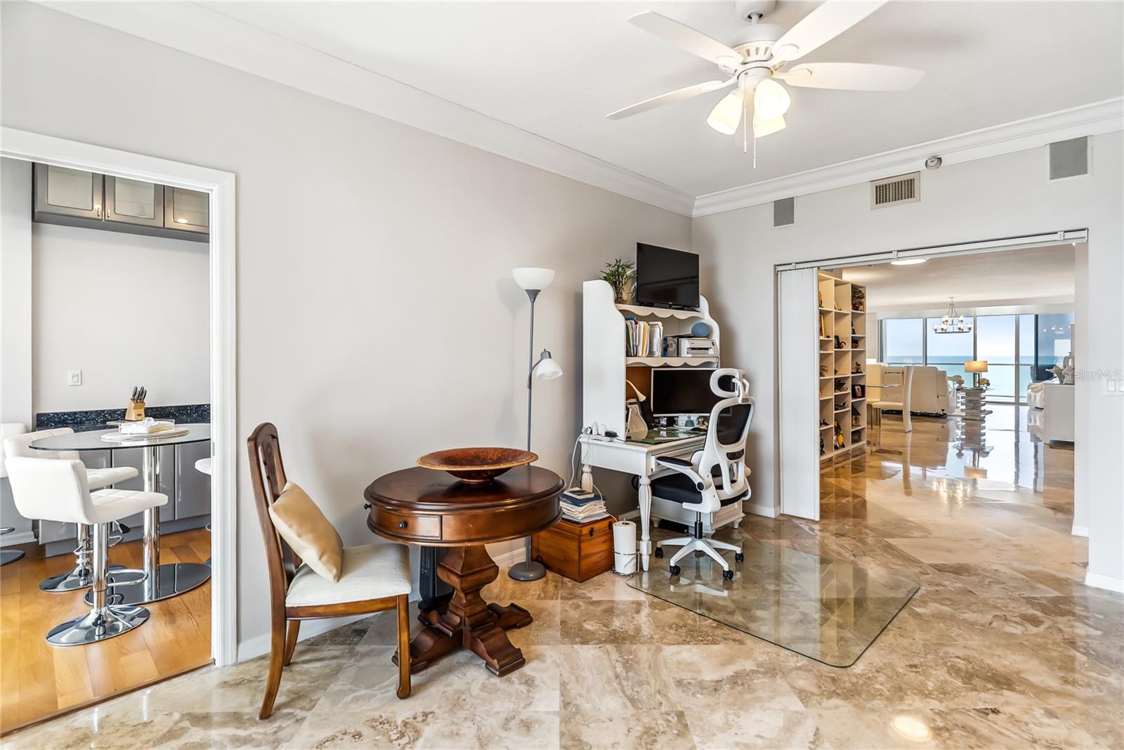 Listing photo id 30 for 1800 Benjamin Franklin Drive B1009