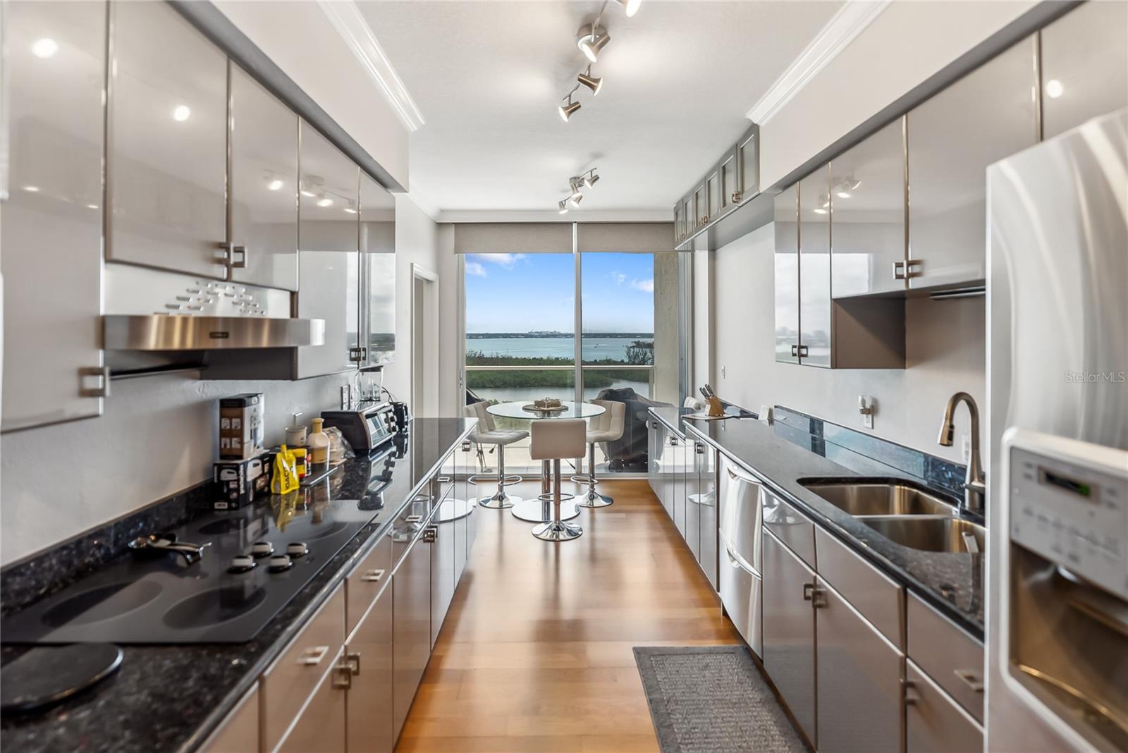 Listing photo id 36 for 1800 Benjamin Franklin Drive B1009
