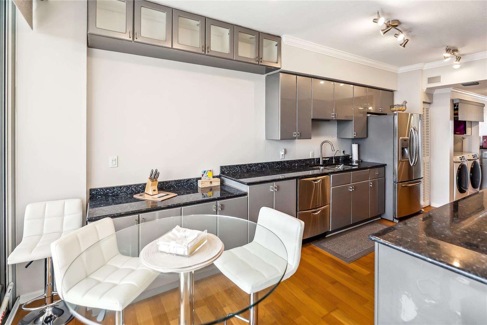 Listing photo id 37 for 1800 Benjamin Franklin Drive B1009