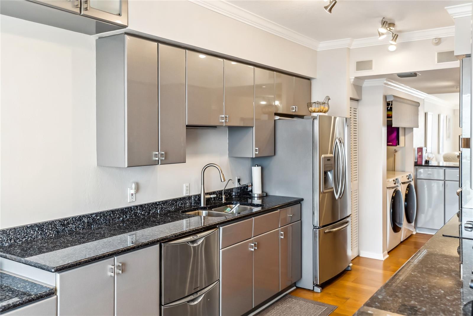Listing photo id 40 for 1800 Benjamin Franklin Drive B1009