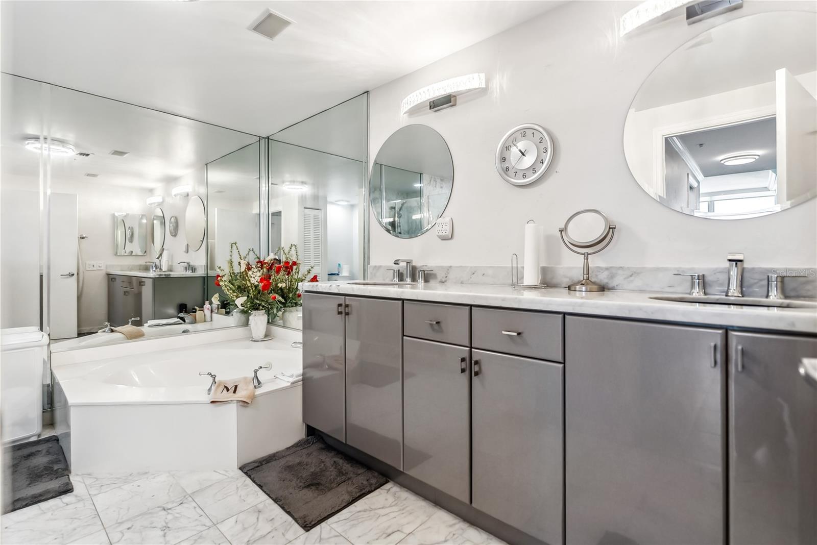 Listing photo id 55 for 1800 Benjamin Franklin Drive B1009