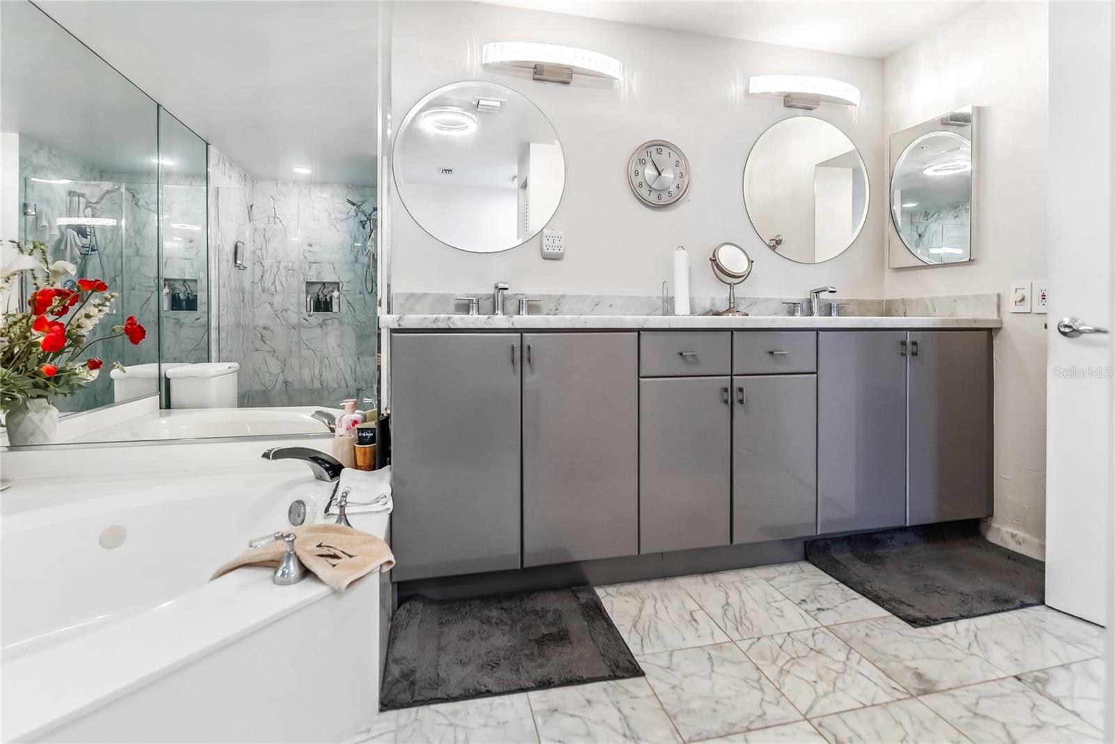 Listing photo id 57 for 1800 Benjamin Franklin Drive B1009