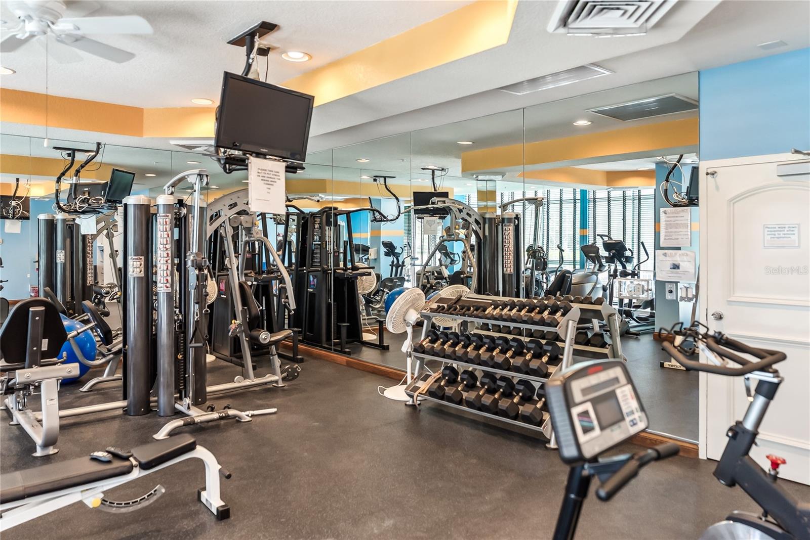 Listing photo id 79 for 1800 Benjamin Franklin Drive B1009