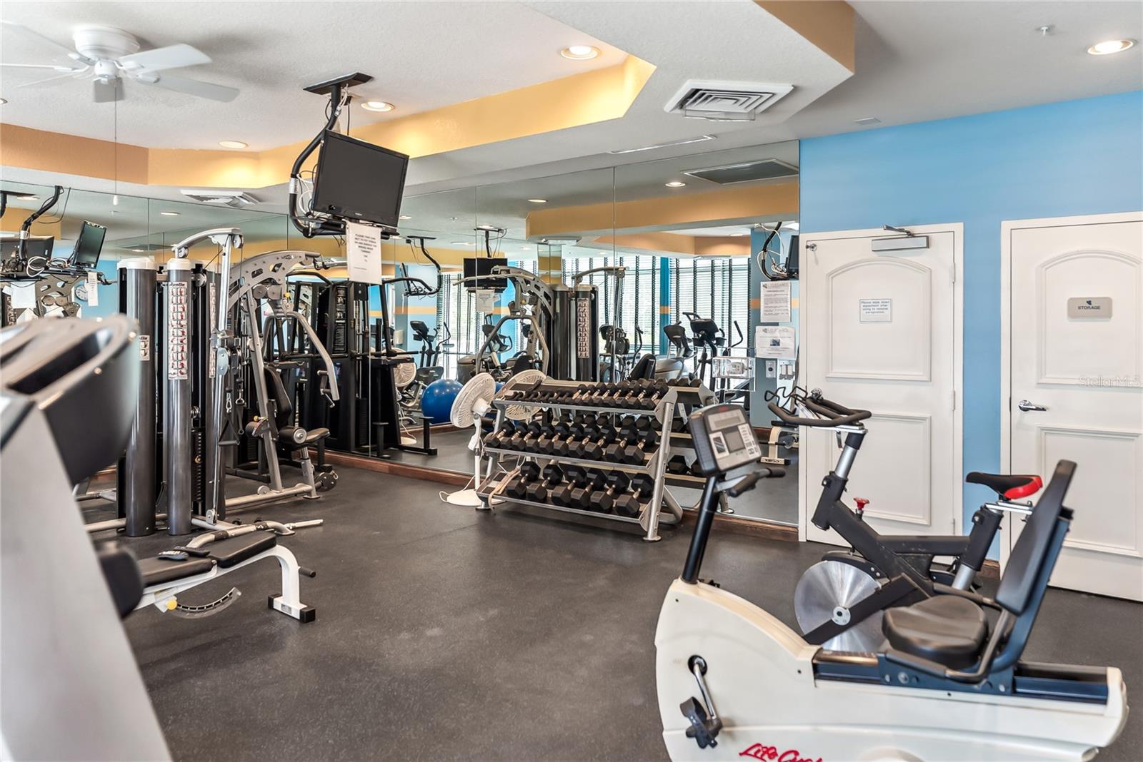 Listing photo id 80 for 1800 Benjamin Franklin Drive B1009