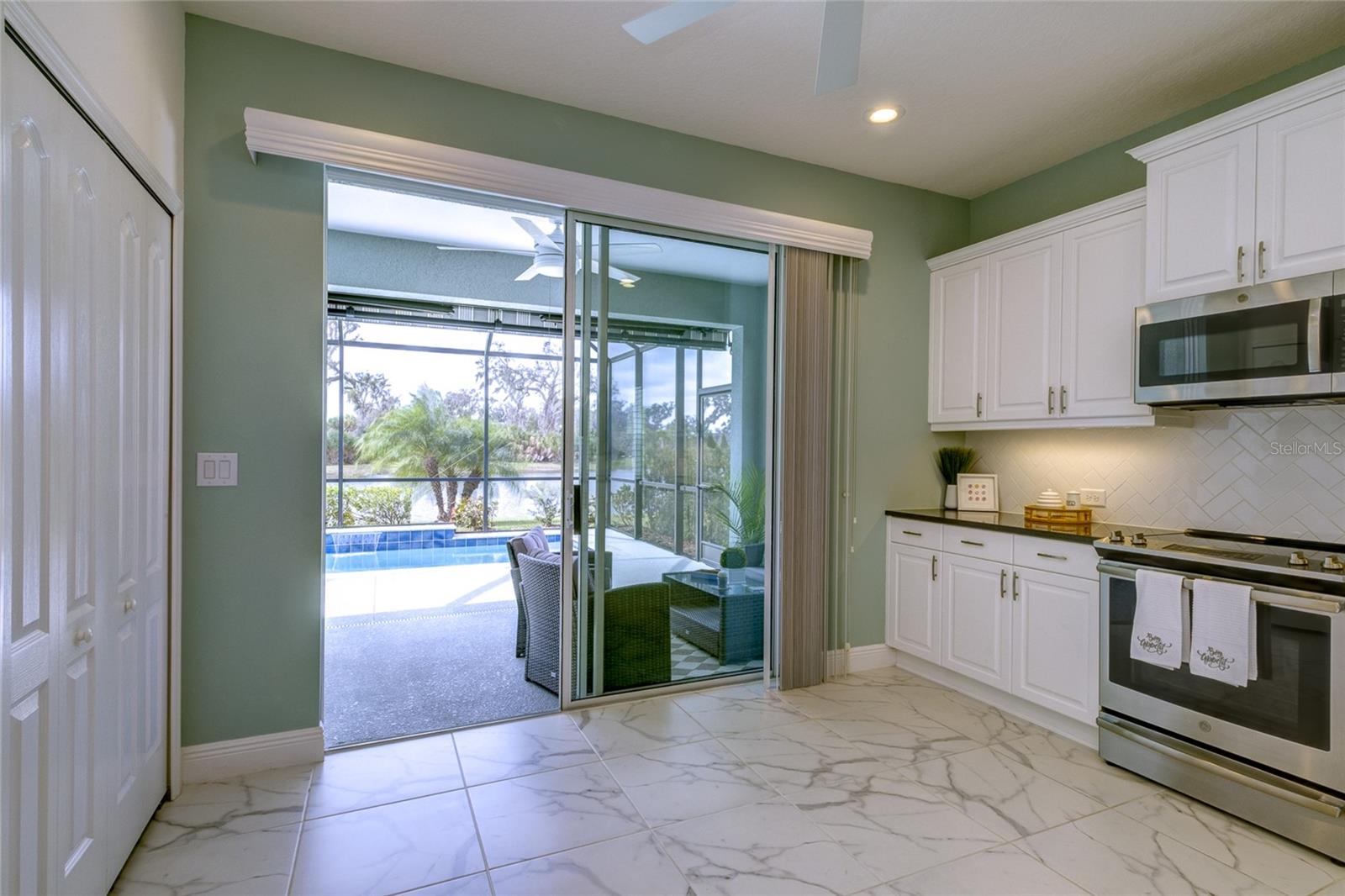 Listing photo id 11 for 3631 Shimmering Oaks Drive