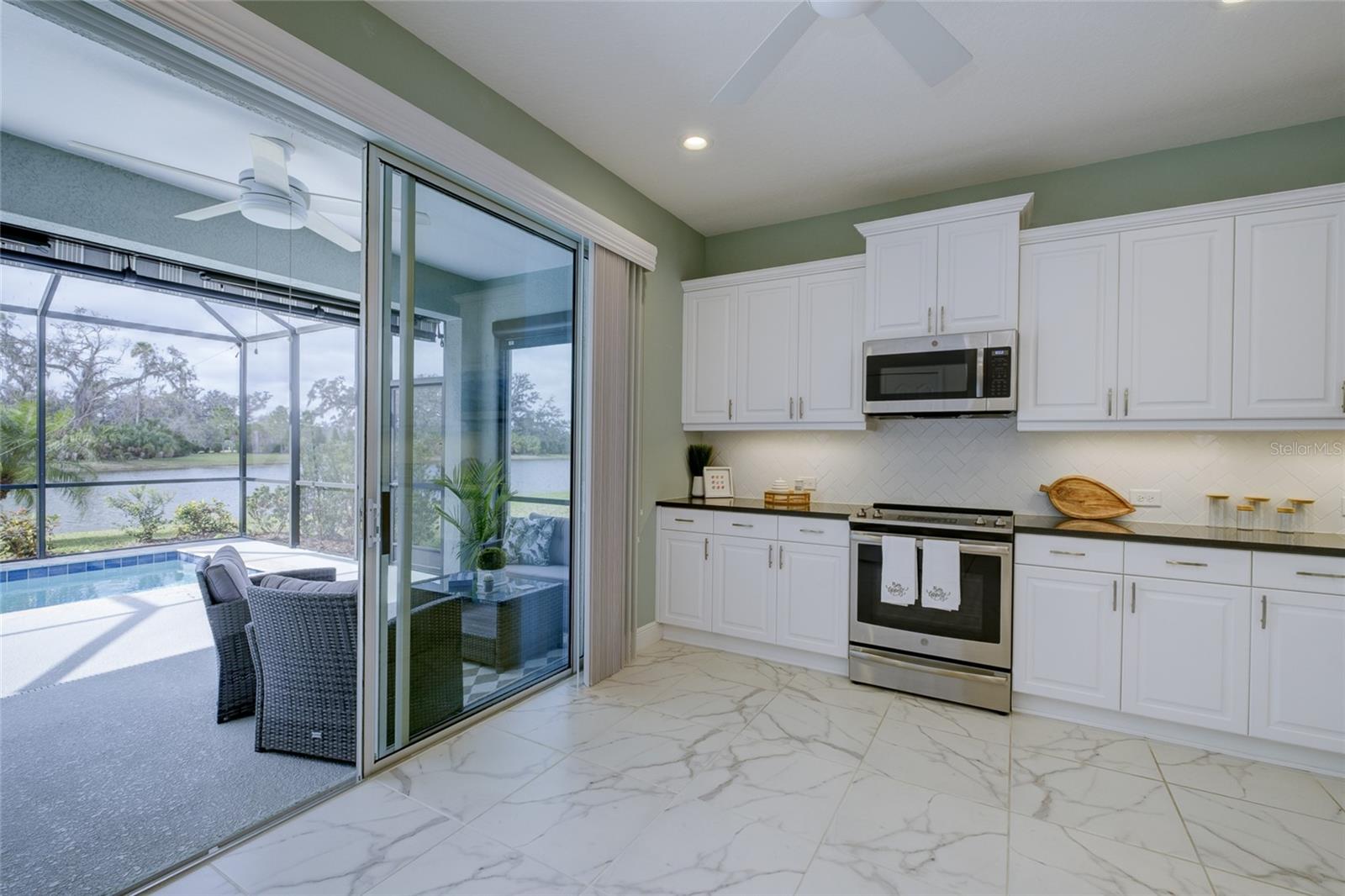 Listing photo id 13 for 3631 Shimmering Oaks Drive