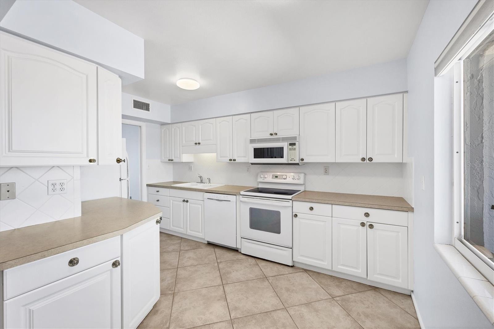 Image 11 of 34 For 5300 Gulf Drive 501