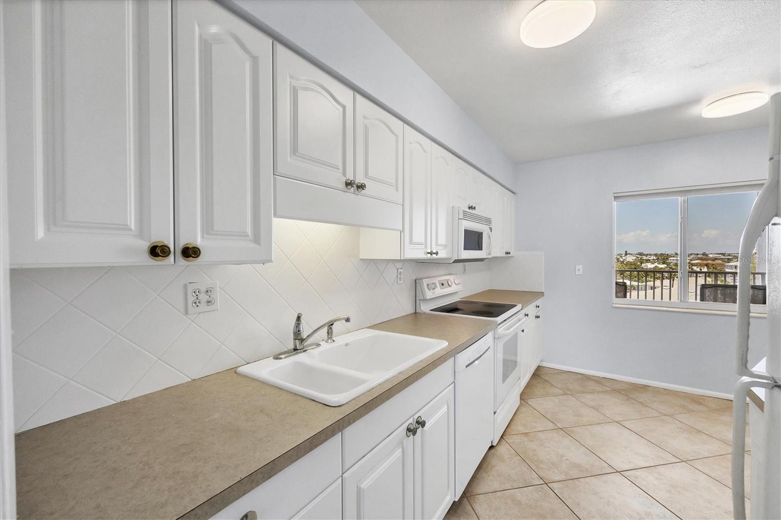 Image 14 of 34 For 5300 Gulf Drive 501