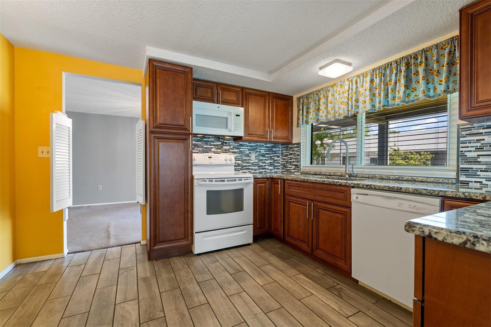 Image 11 of 27 For 8413 Lincolnshire Drive