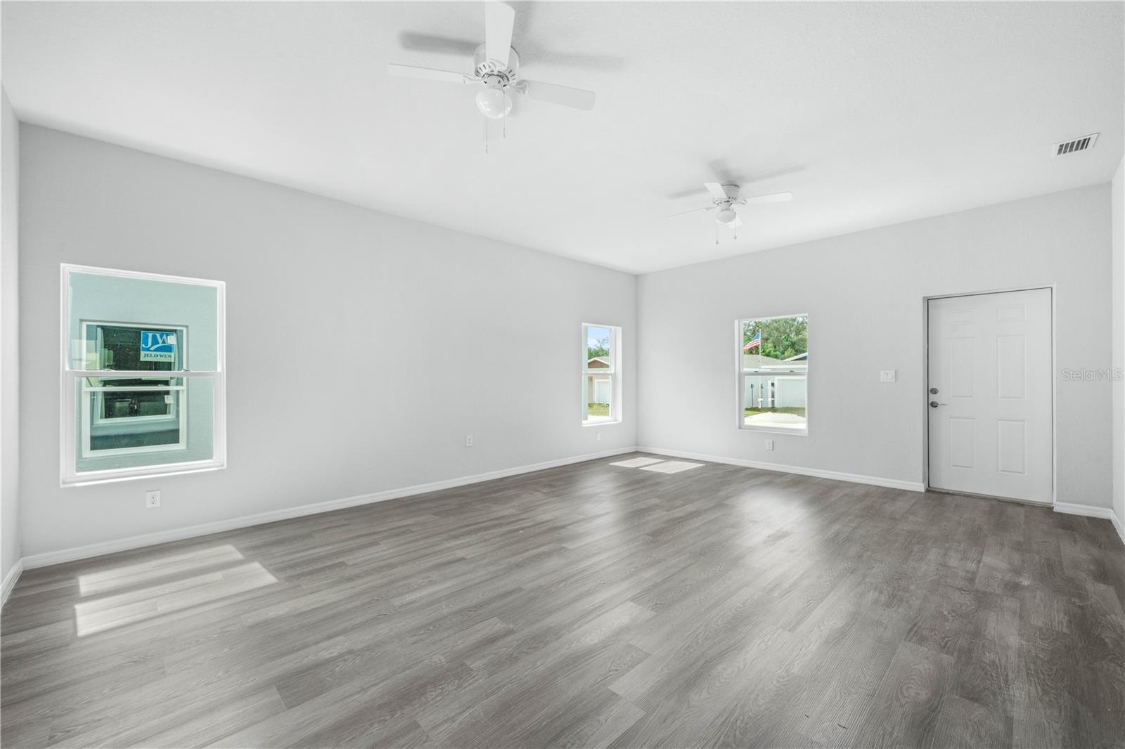 Image 17 of 61 For 703 Salamanca Court