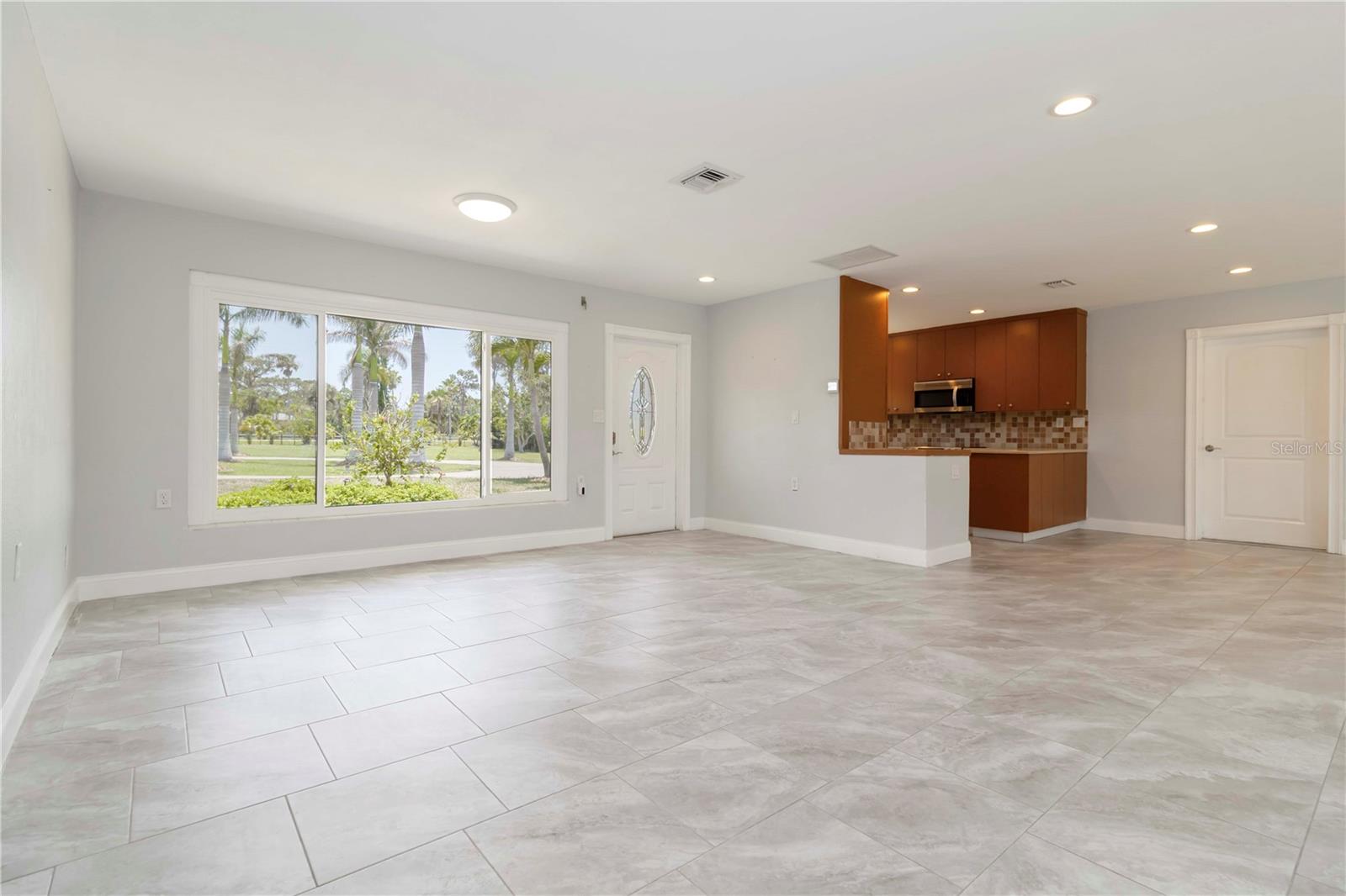 Image 8 of 40 For 1475 Bayshore Drive