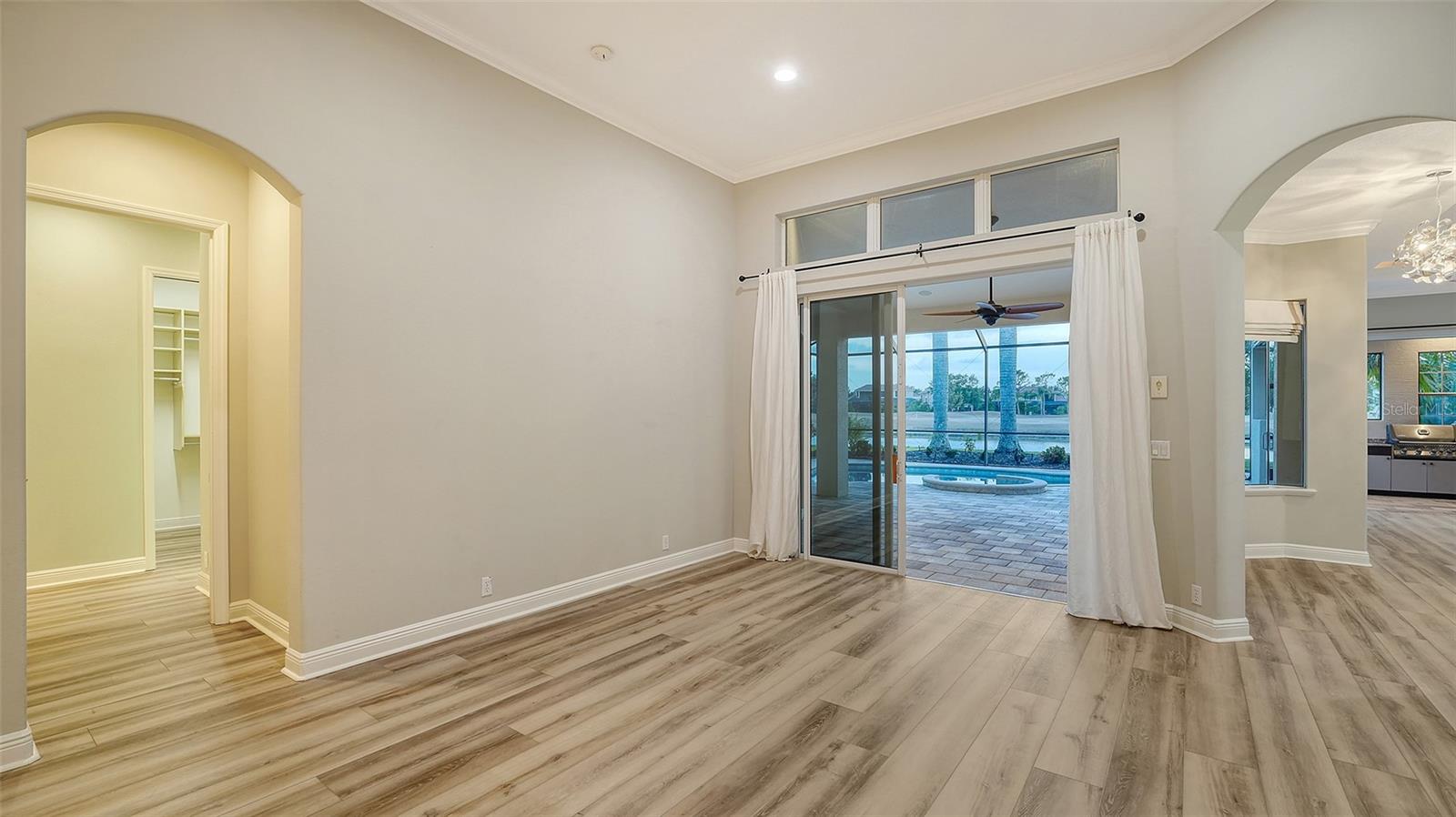Listing photo id 8 for 6914 Dominion Lane