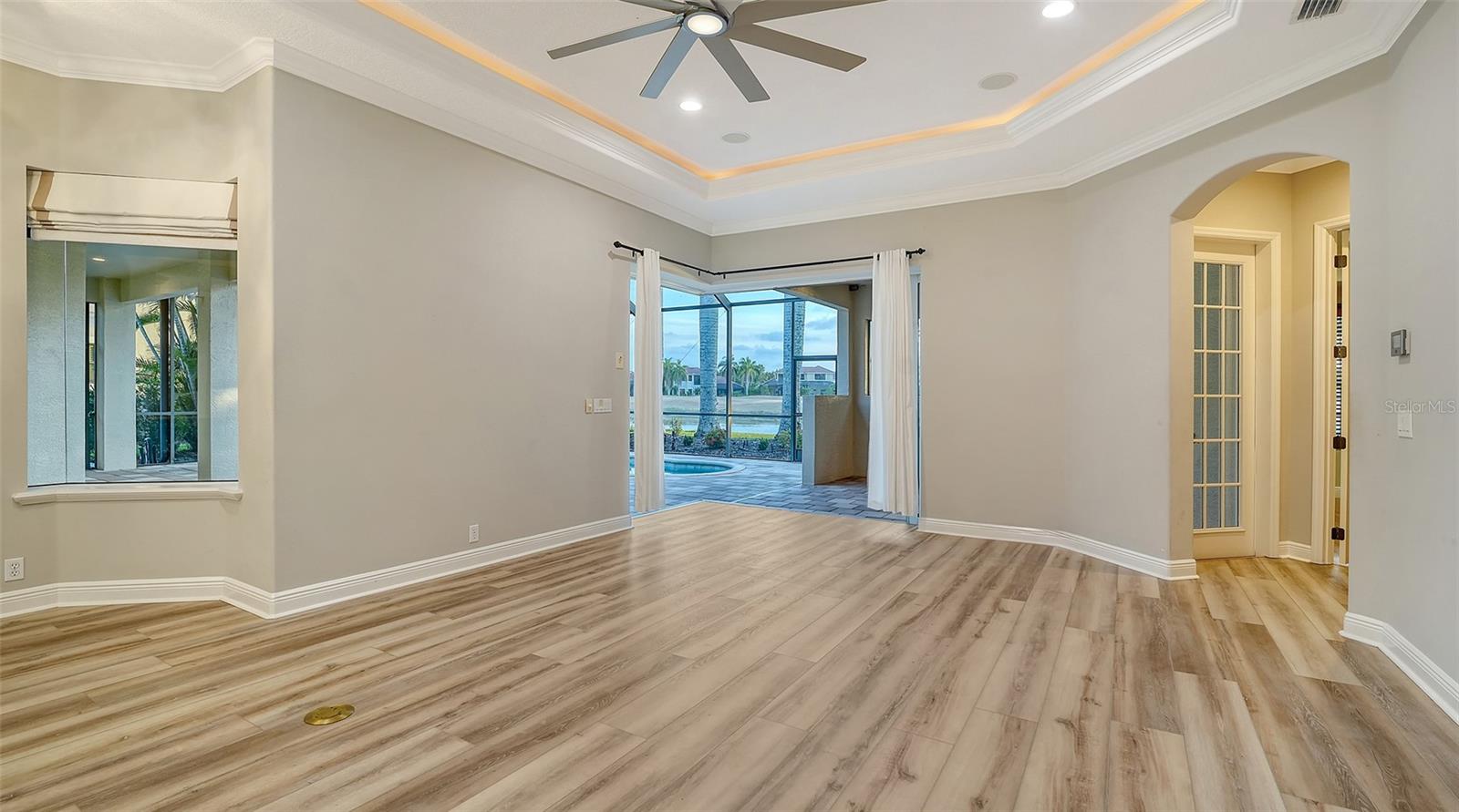 Listing photo id 9 for 6914 Dominion Lane