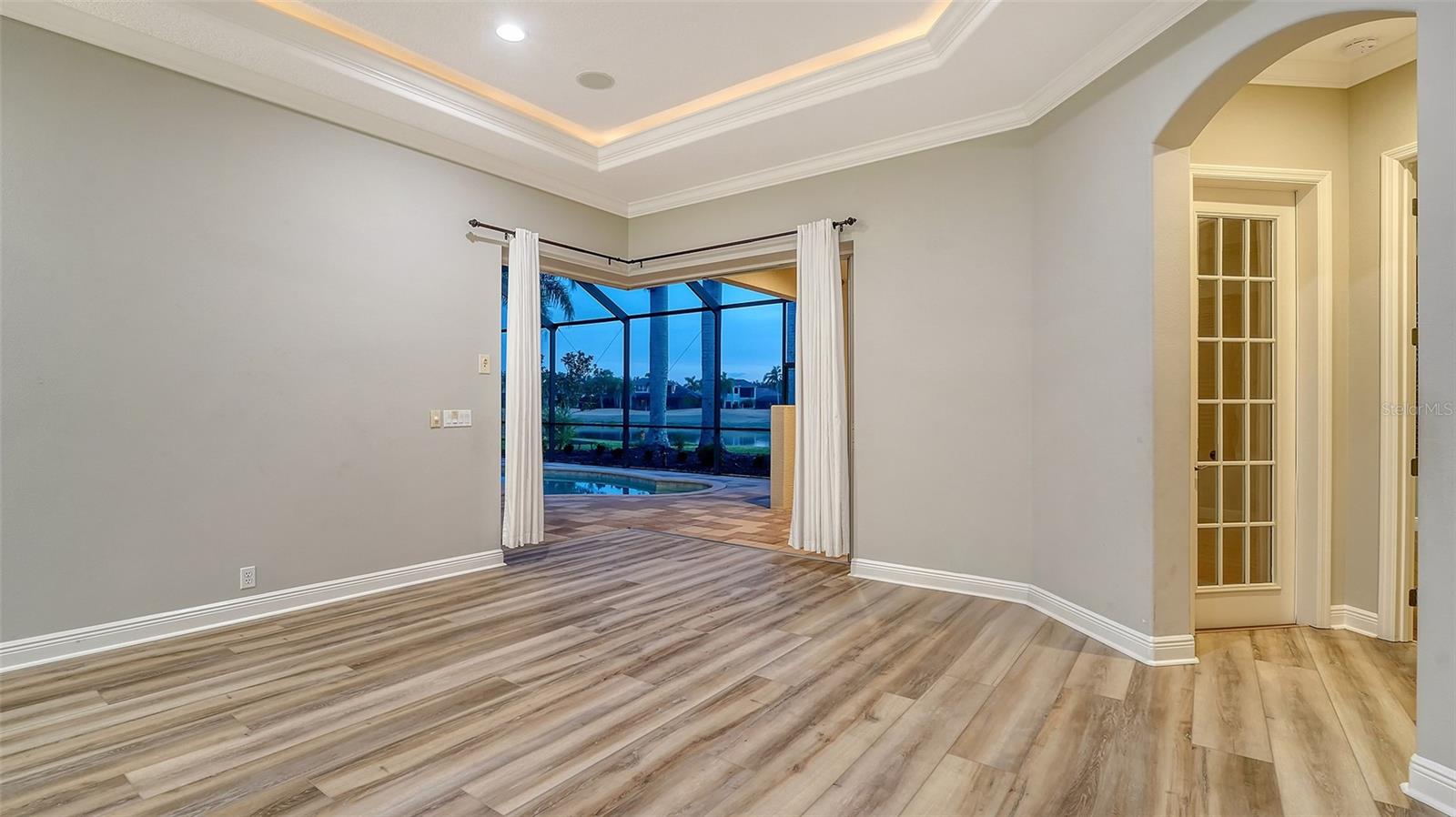 Listing photo id 10 for 6914 Dominion Lane