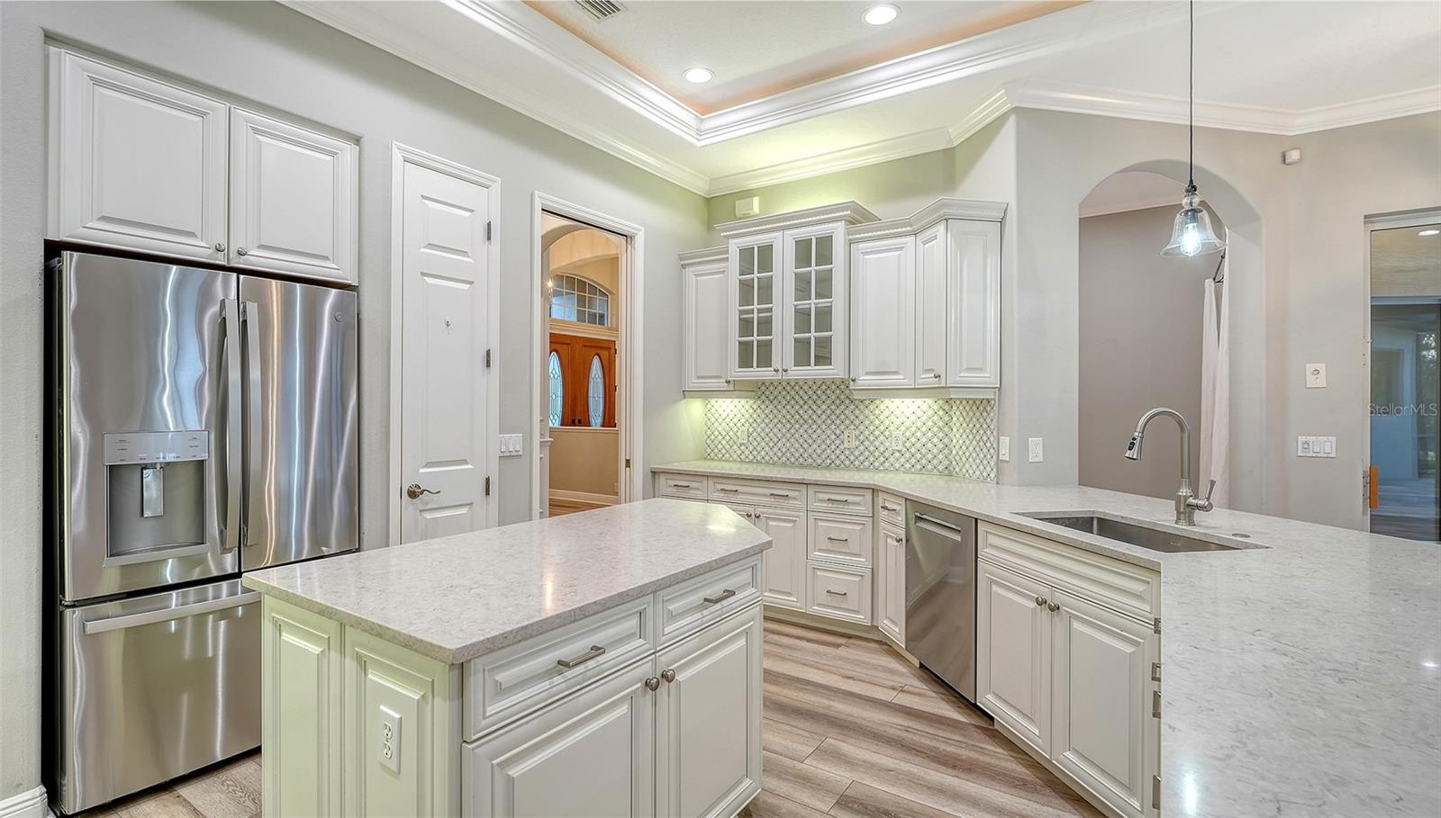 Listing photo id 14 for 6914 Dominion Lane