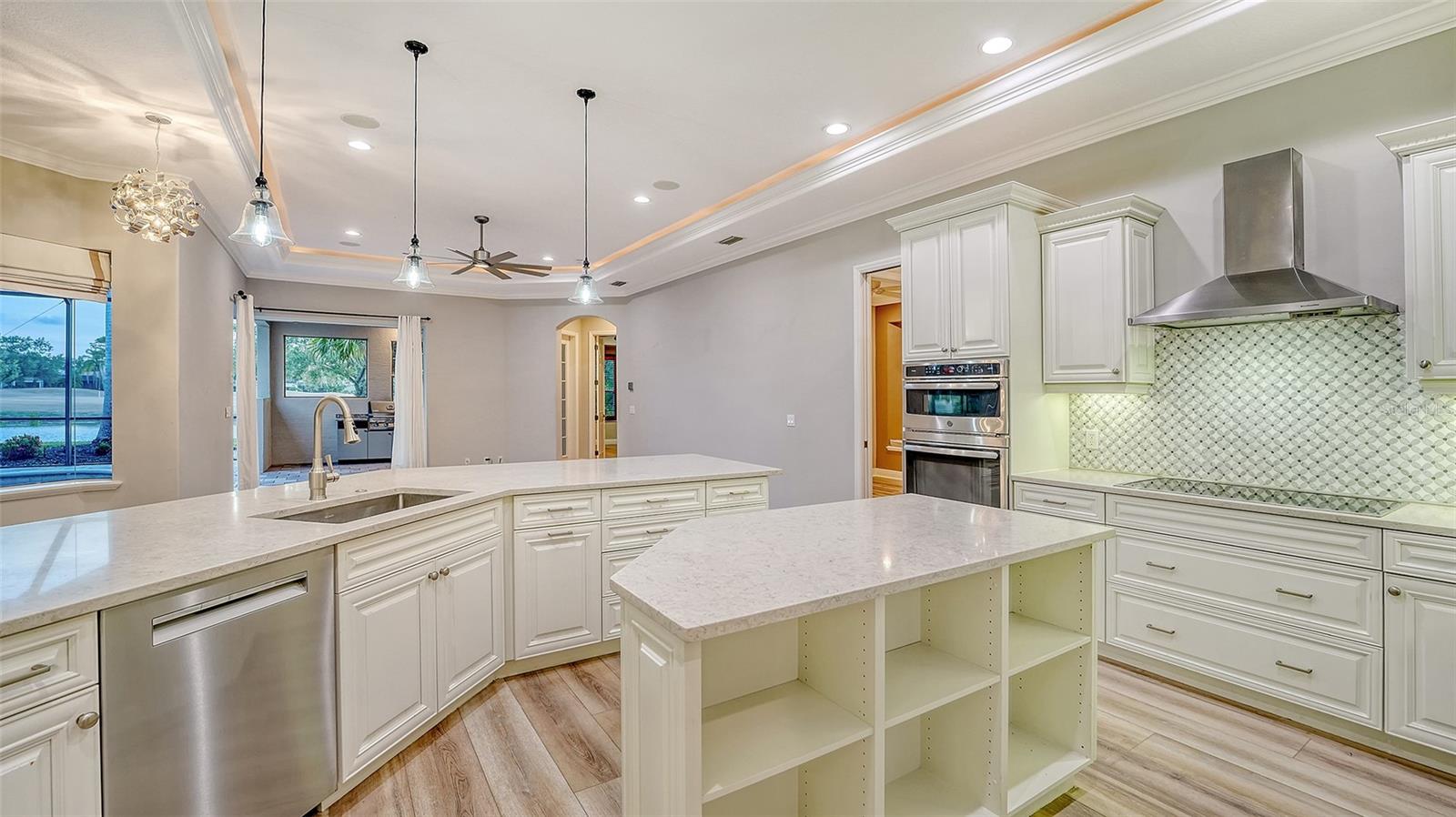 Listing photo id 16 for 6914 Dominion Lane