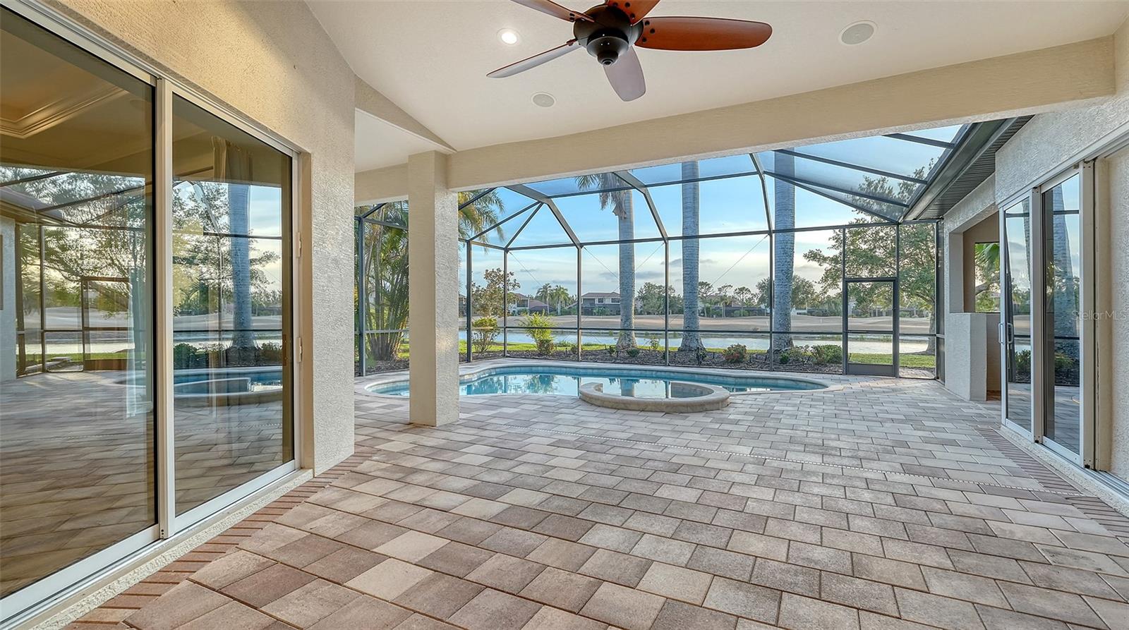 Listing photo id 19 for 6914 Dominion Lane
