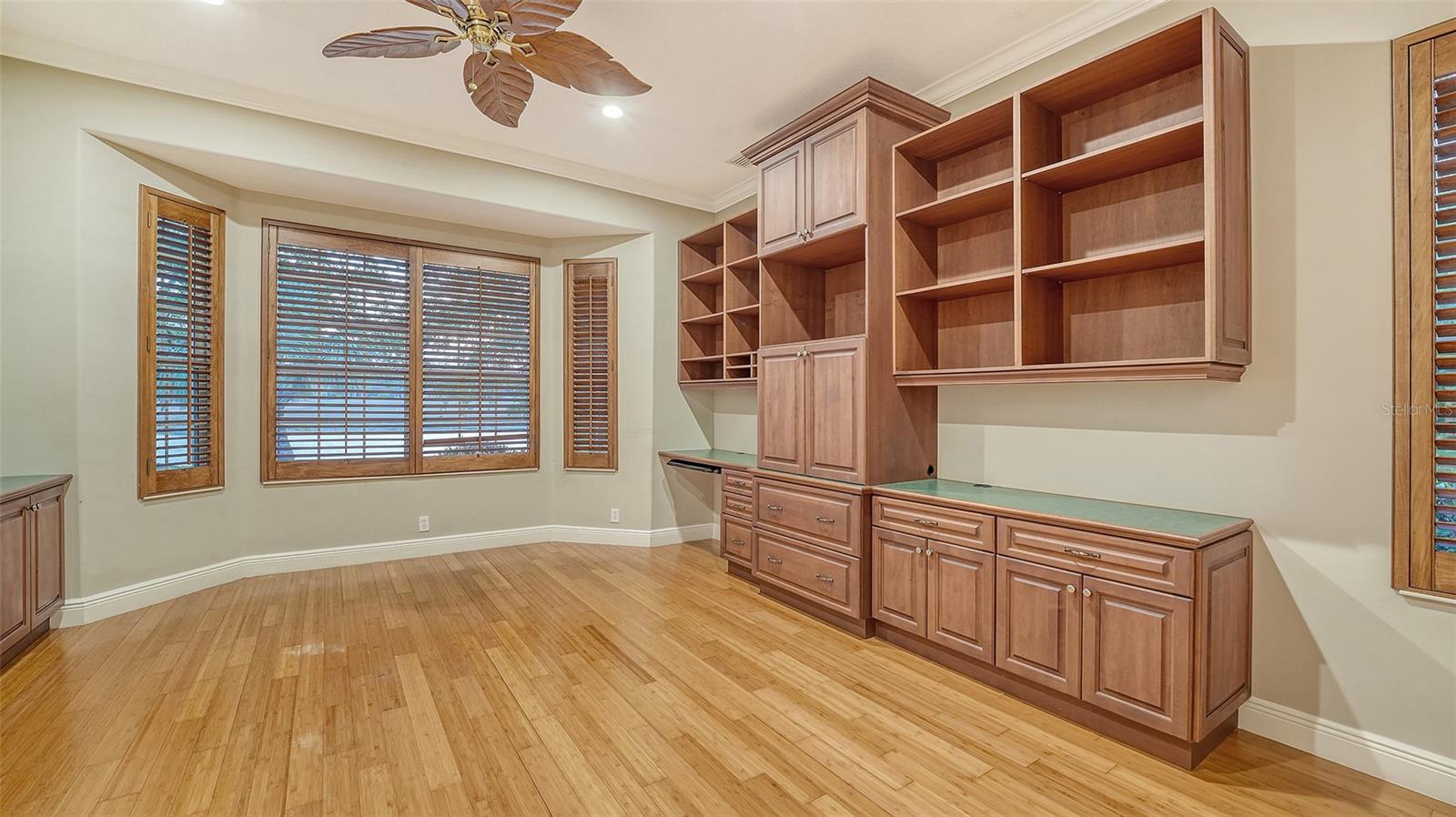 Listing photo id 21 for 6914 Dominion Lane