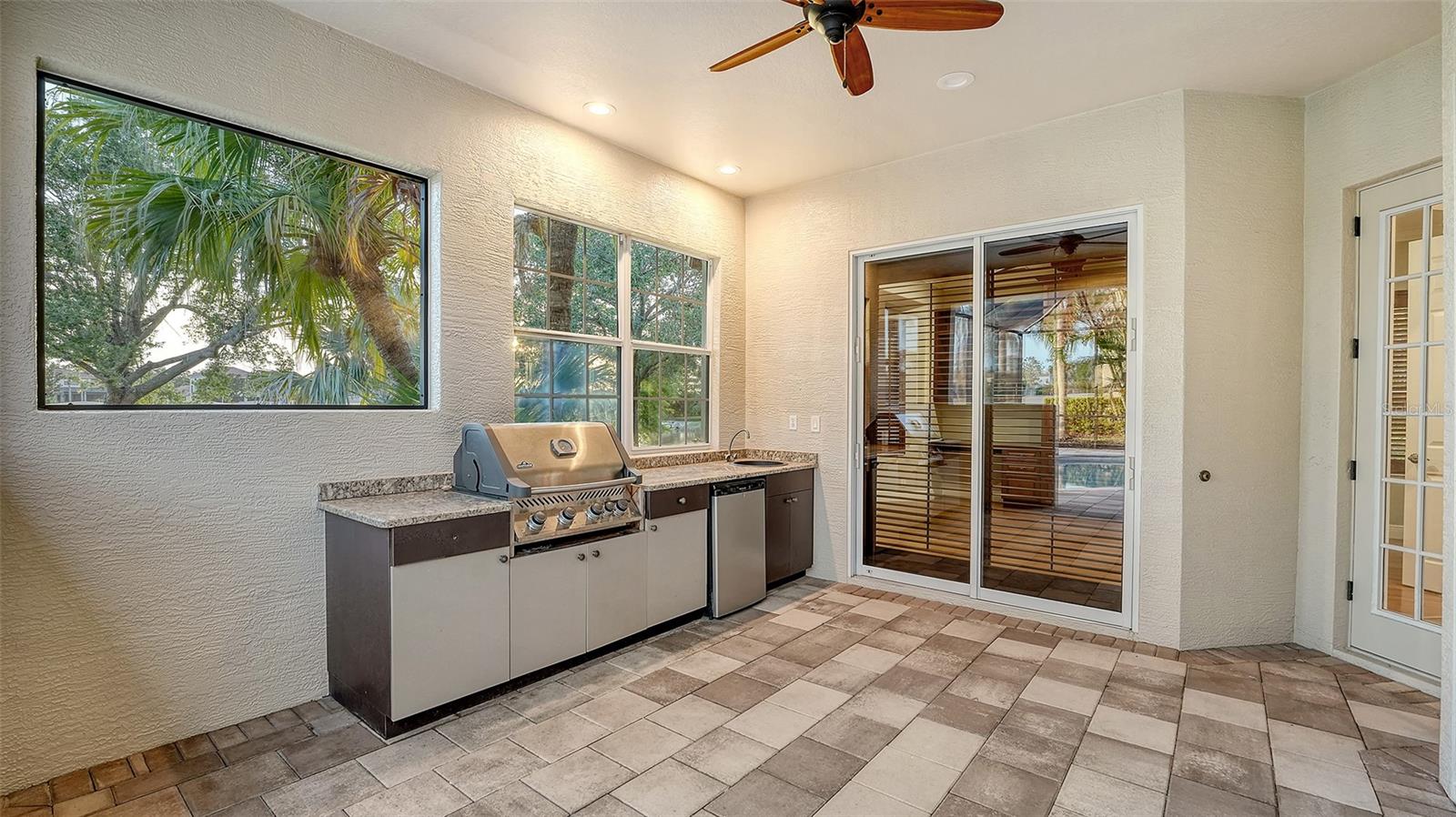 Listing photo id 22 for 6914 Dominion Lane