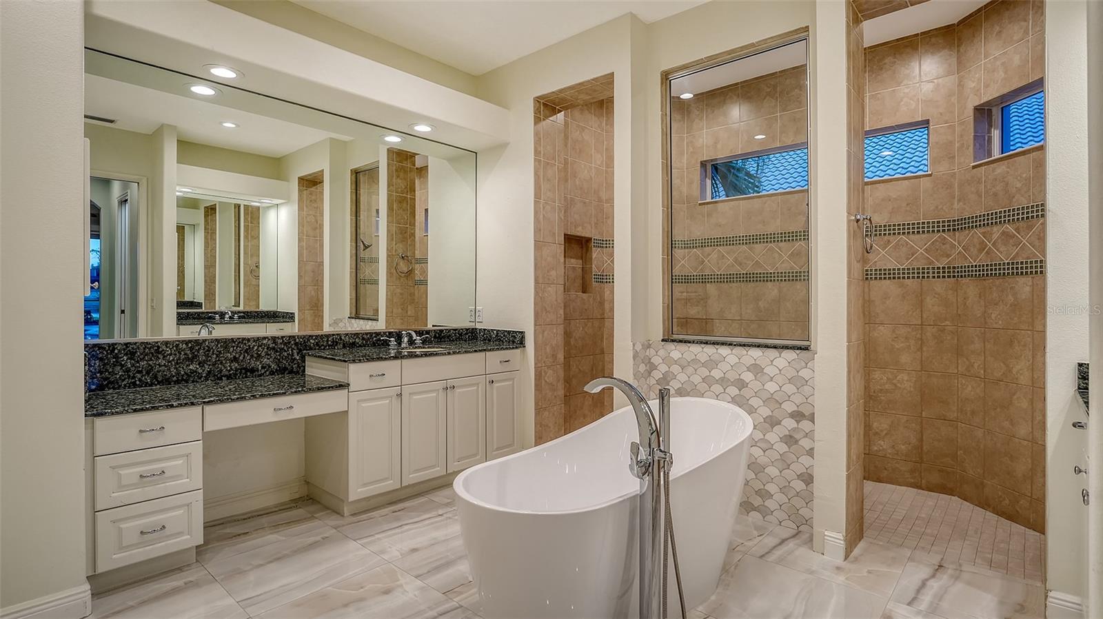 Listing photo id 30 for 6914 Dominion Lane