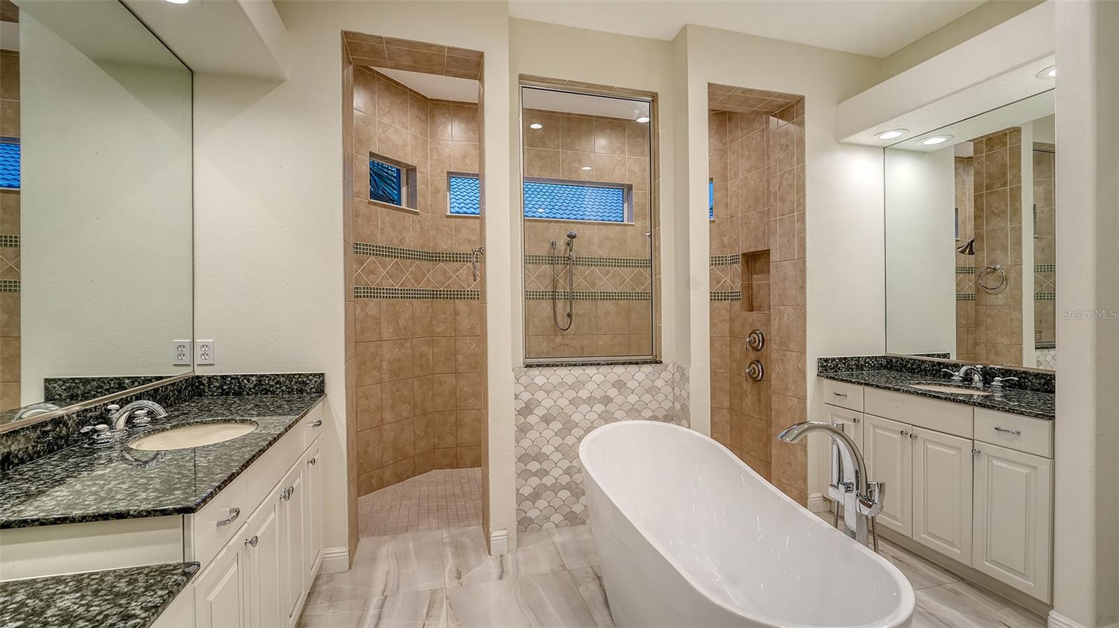 Listing photo id 31 for 6914 Dominion Lane