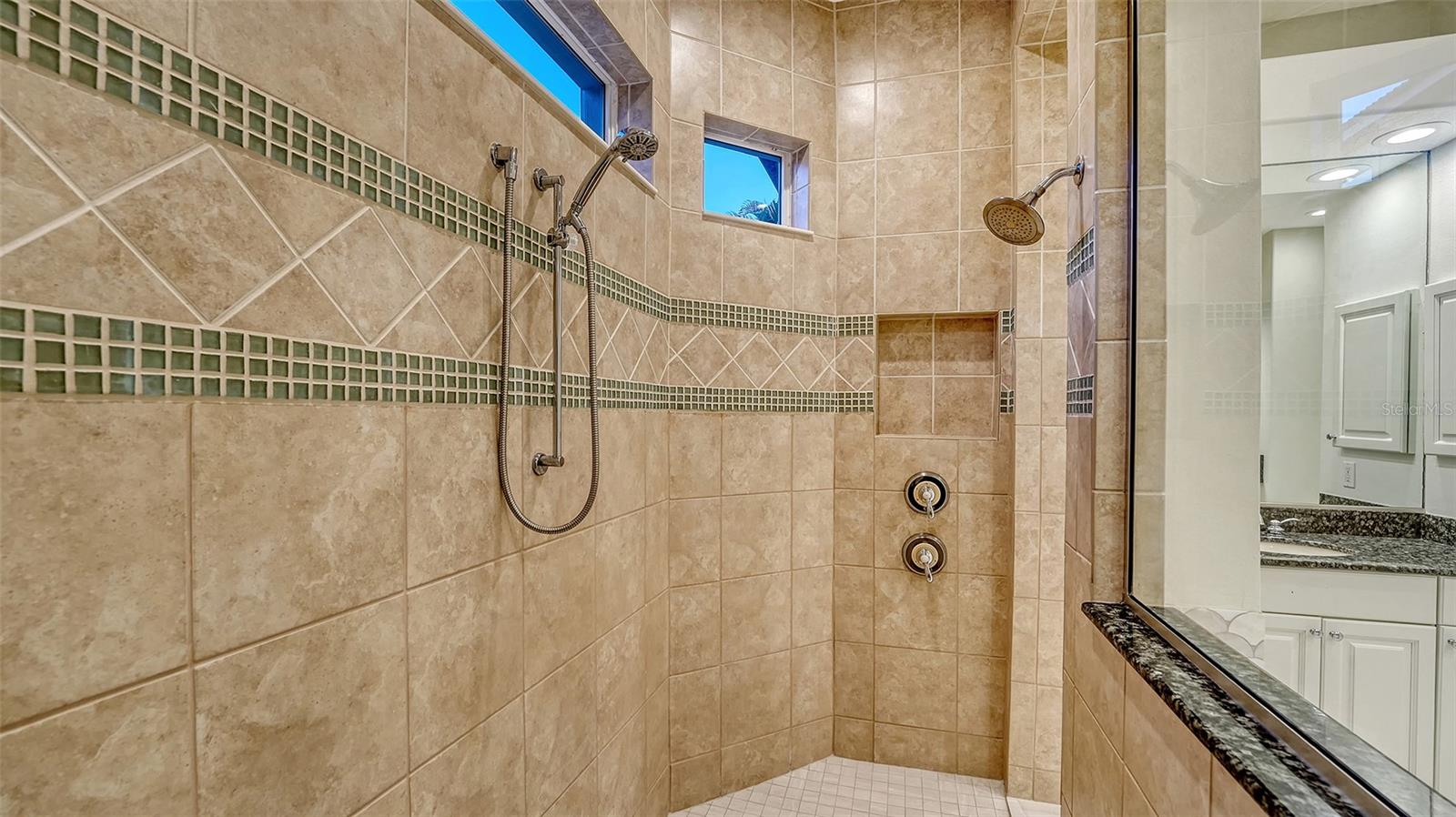Listing photo id 32 for 6914 Dominion Lane
