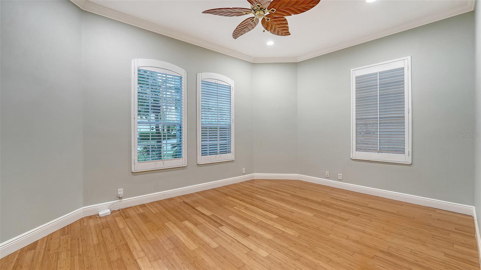 Listing photo id 33 for 6914 Dominion Lane
